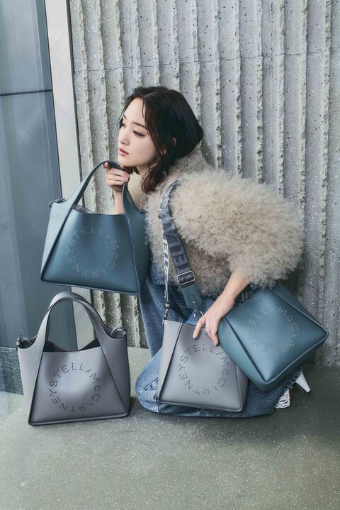 剛力彩芽が魅せる、「ステラ ロゴ」バッグ
