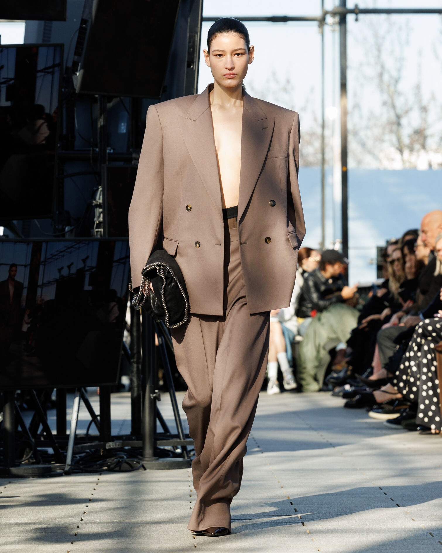 Stella McCartney - ヒマワリページ Lookbook Winter 2024 Runway Collection