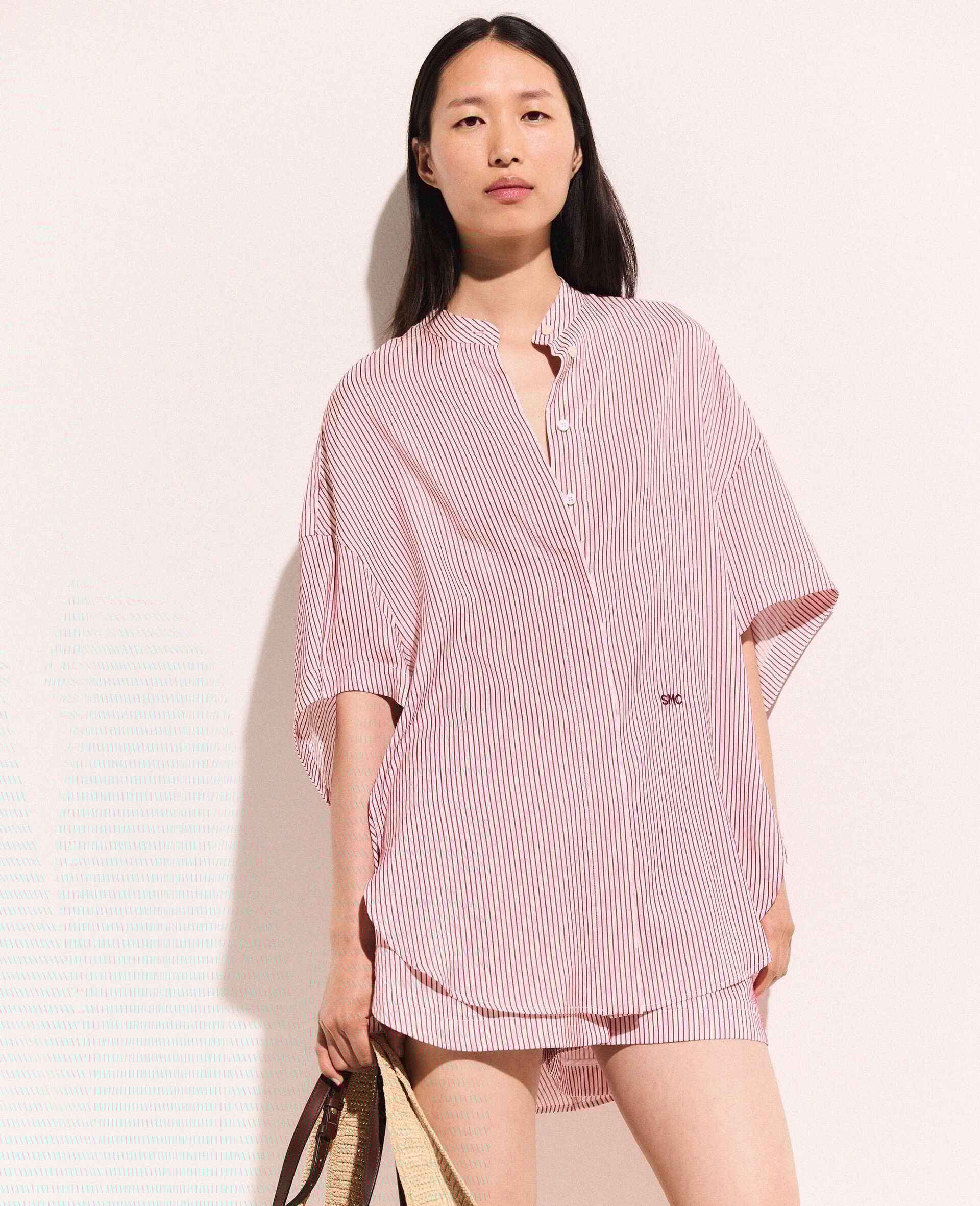 스트라이프 숏 슬리브 셔츠-화이트-model 스트라이프 숏 슬리브 셔츠-화이트-model