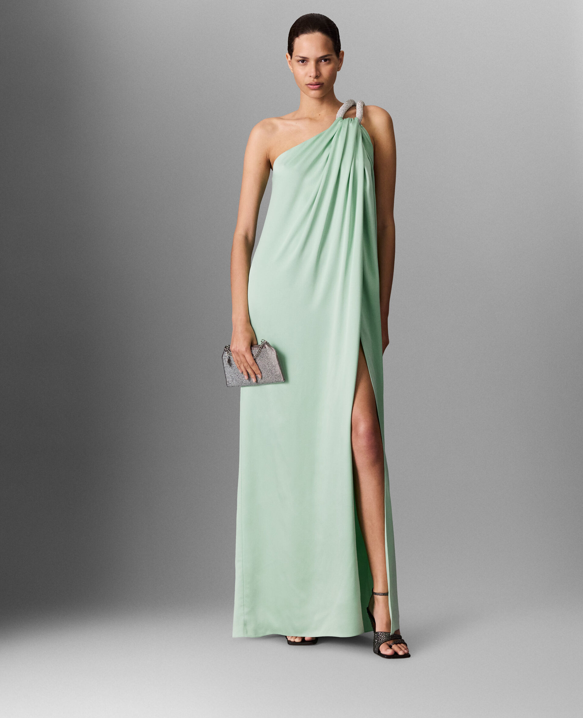 Asymmetrisch drapiertes Maxikleid mit bleifreiem Kristallkettenglied-Grün-model