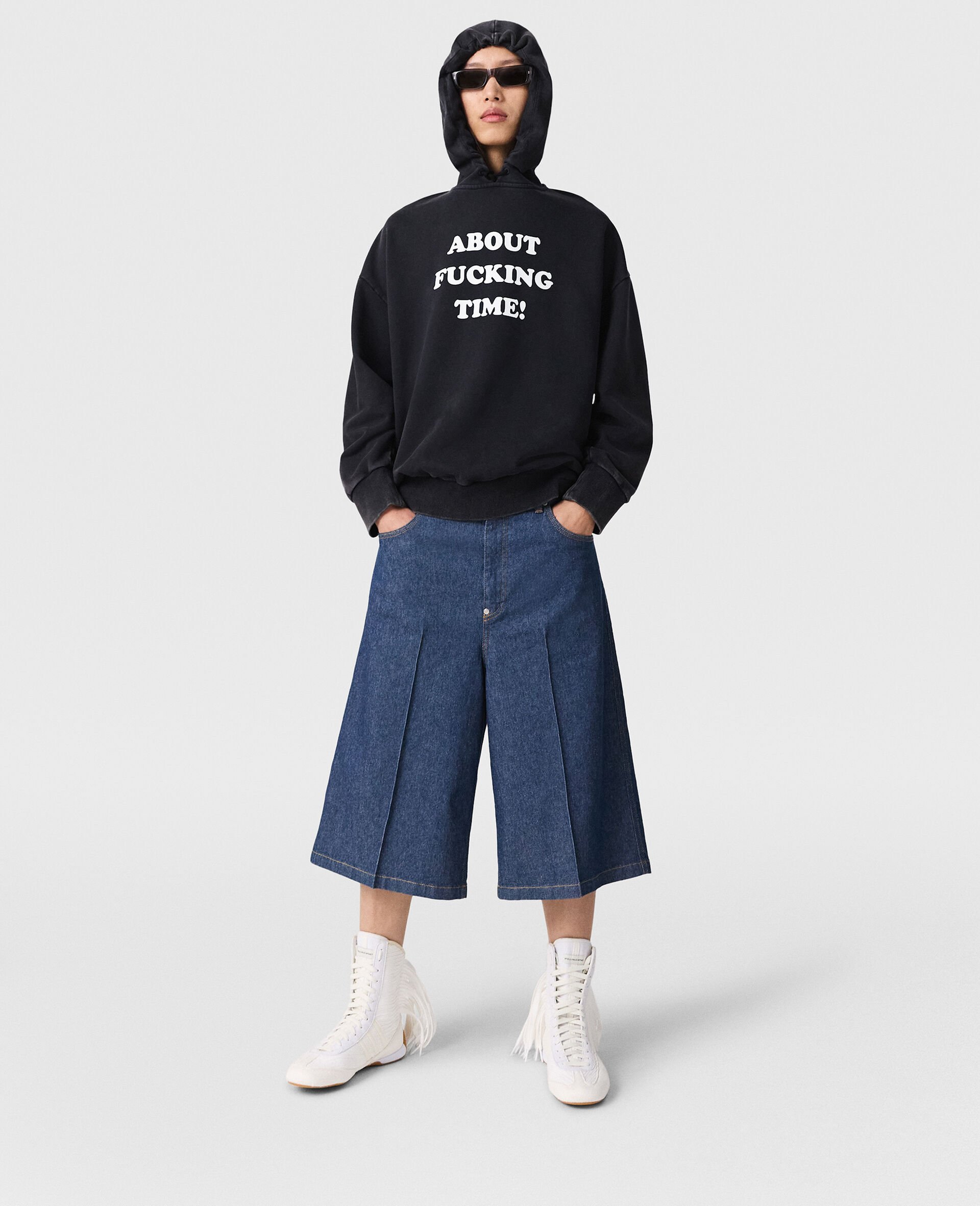 중앙 플리츠 데님 테일러드 쇼츠-블루-model 중앙 플리츠 데님 테일러드 쇼츠-블루-model