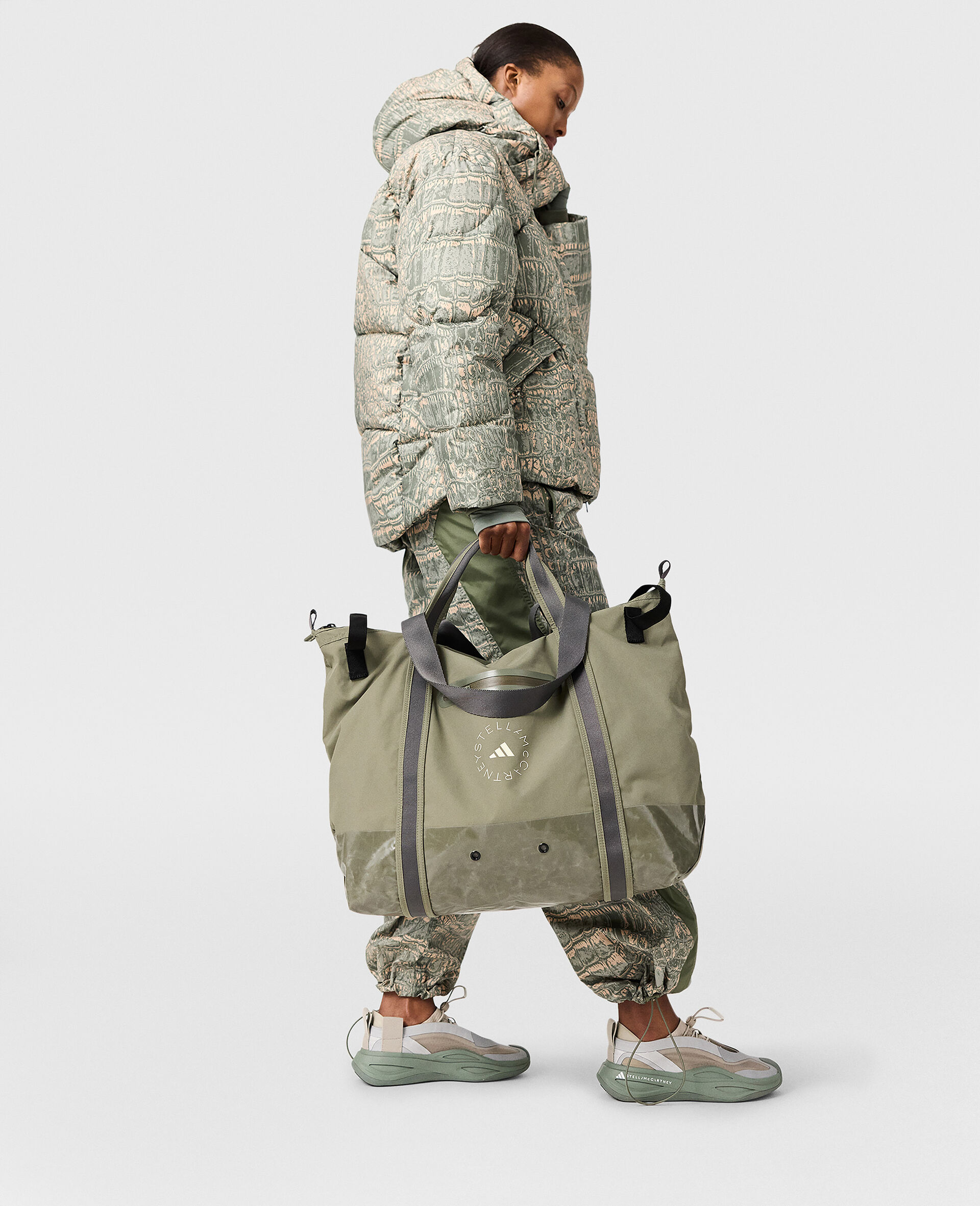 Logo Tote Bag-Green-model