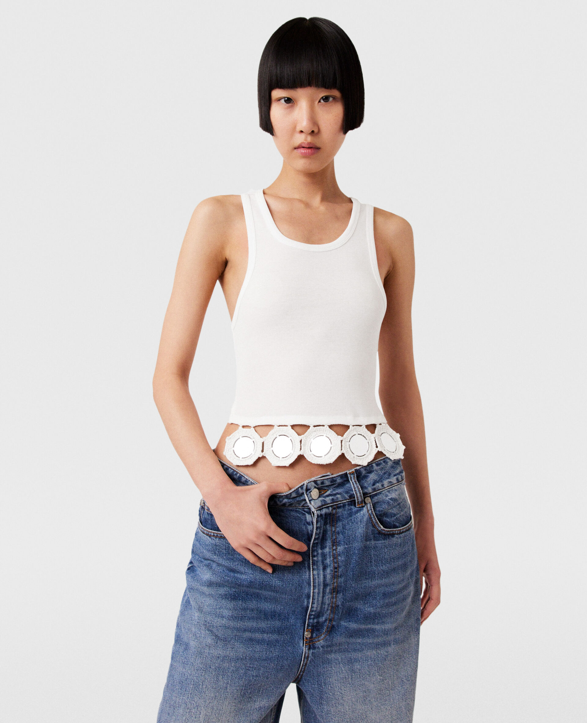 镜面钩编背心式上衣-白色-model 镜面钩编背心式上衣-白色-model