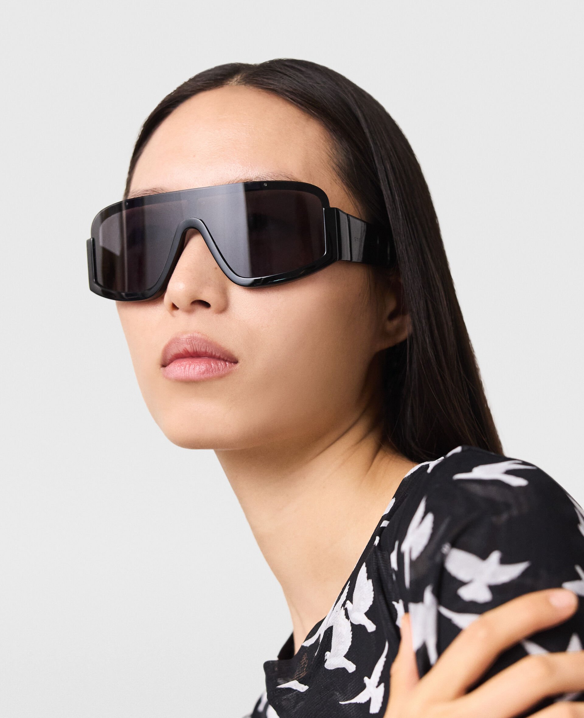 Chunky Straight-Edge Sunglasses-Black-model
