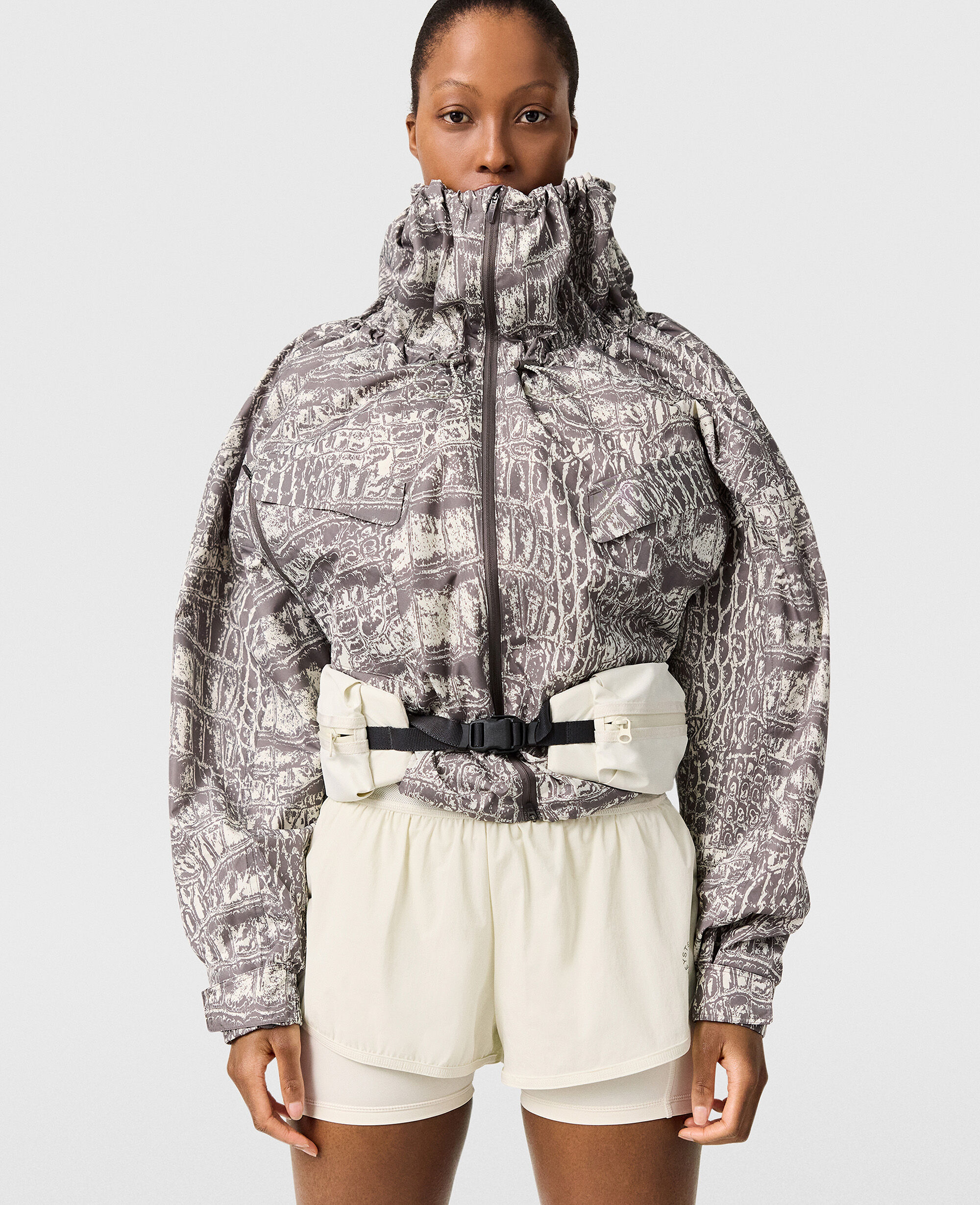 Stella McCartney(ステラ) ロゴパッチ フーデッドジャケット Women Beige High-Neck Snake Print Hooded Jacket | Stella
