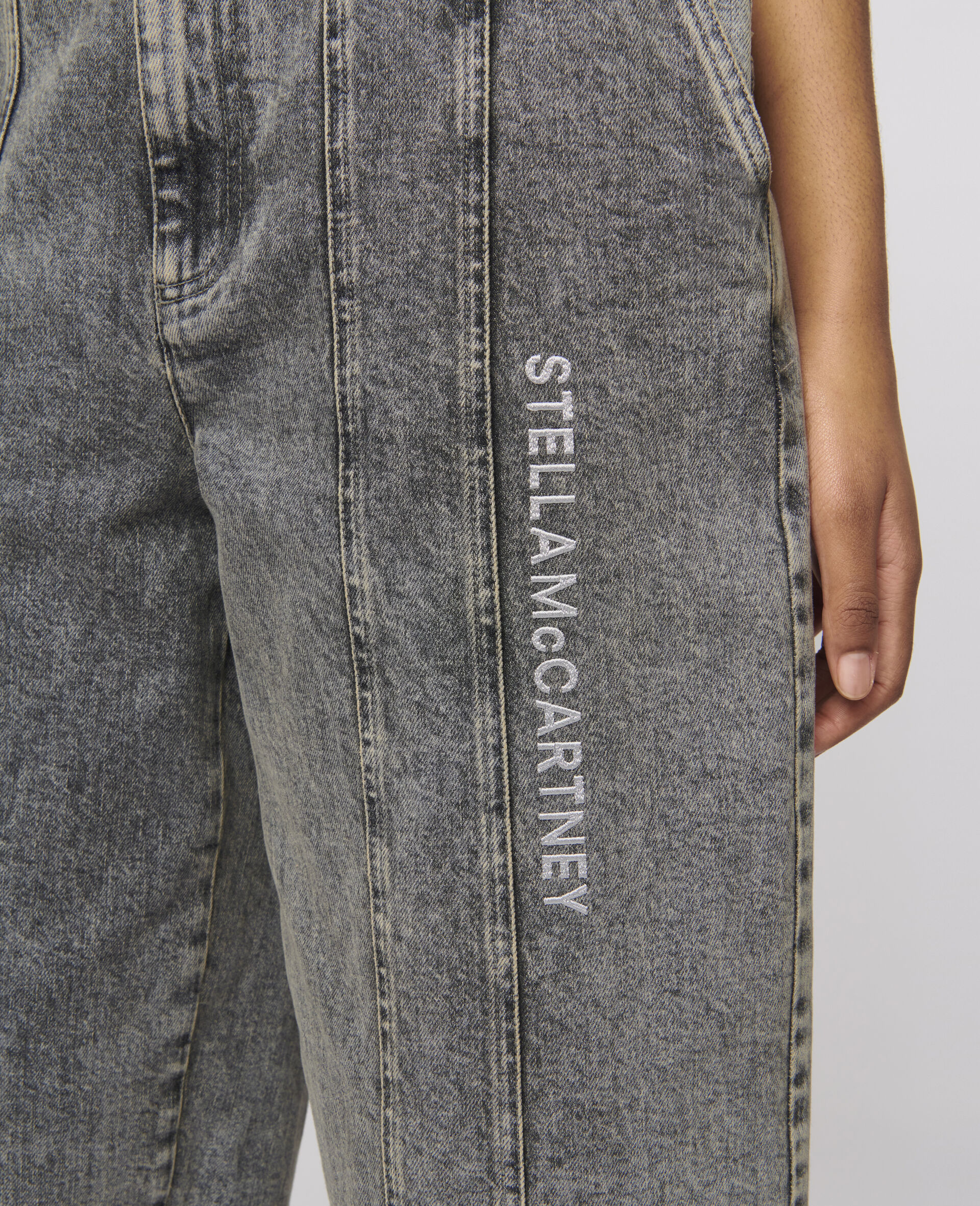 Jeans mit aufgesticktem Logo -Grau-large image number 3