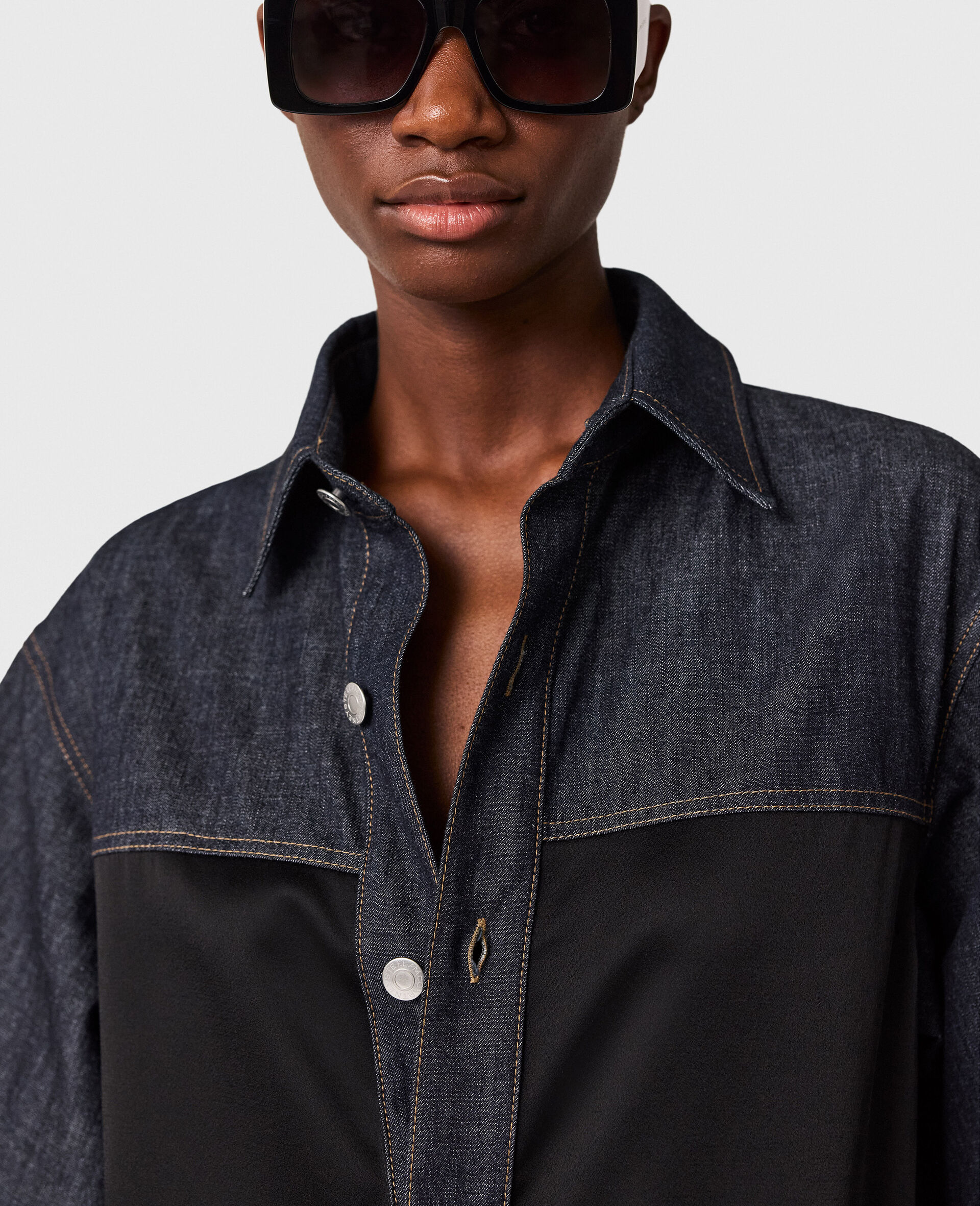 Chemise en denim a manches courtes avec empiecements en satin -Bleu-large image number 5