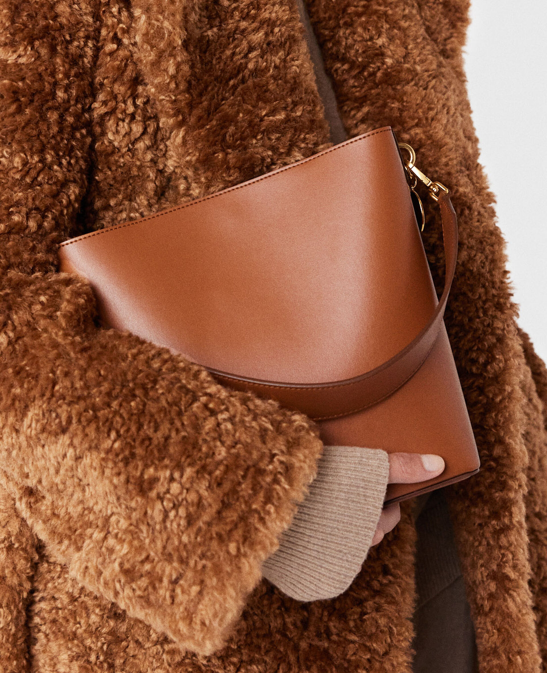 Frayme Bucket Tote Bag-Brown-model