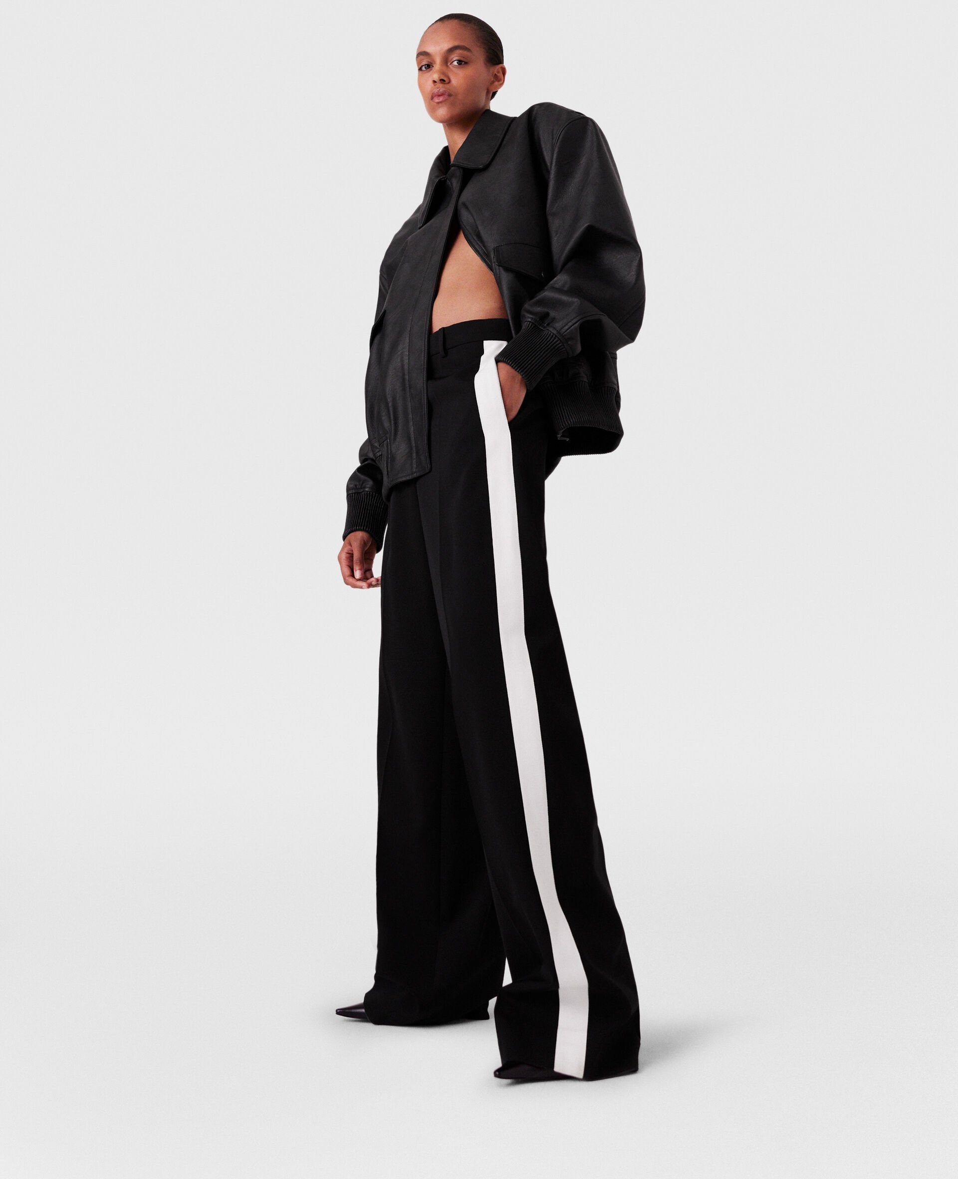 Gestreifte Hose mit niedriger Taille und geradem Bein-Schwarz-model