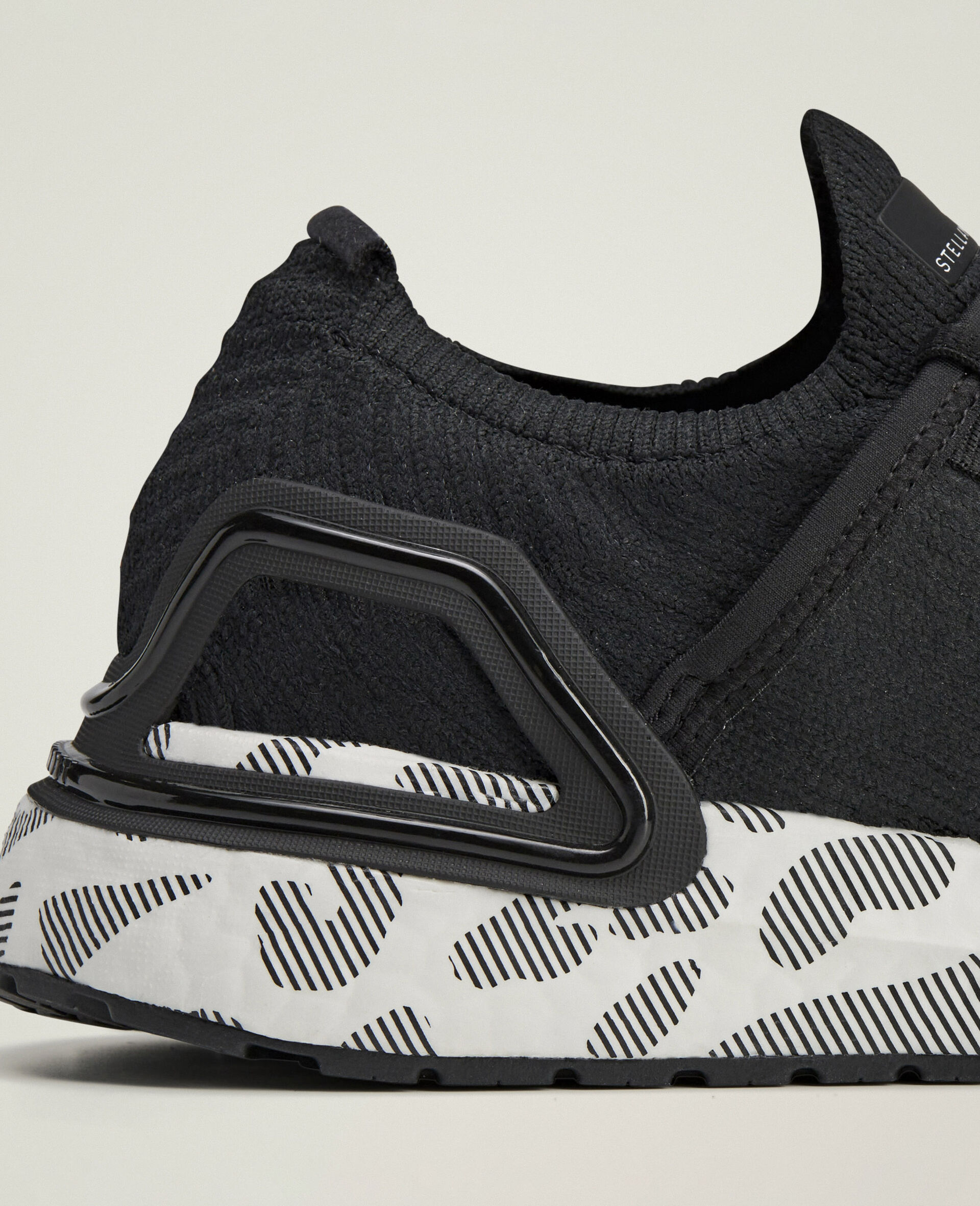 UltraBOOST DNA Running Trainers-Black-large image number 5