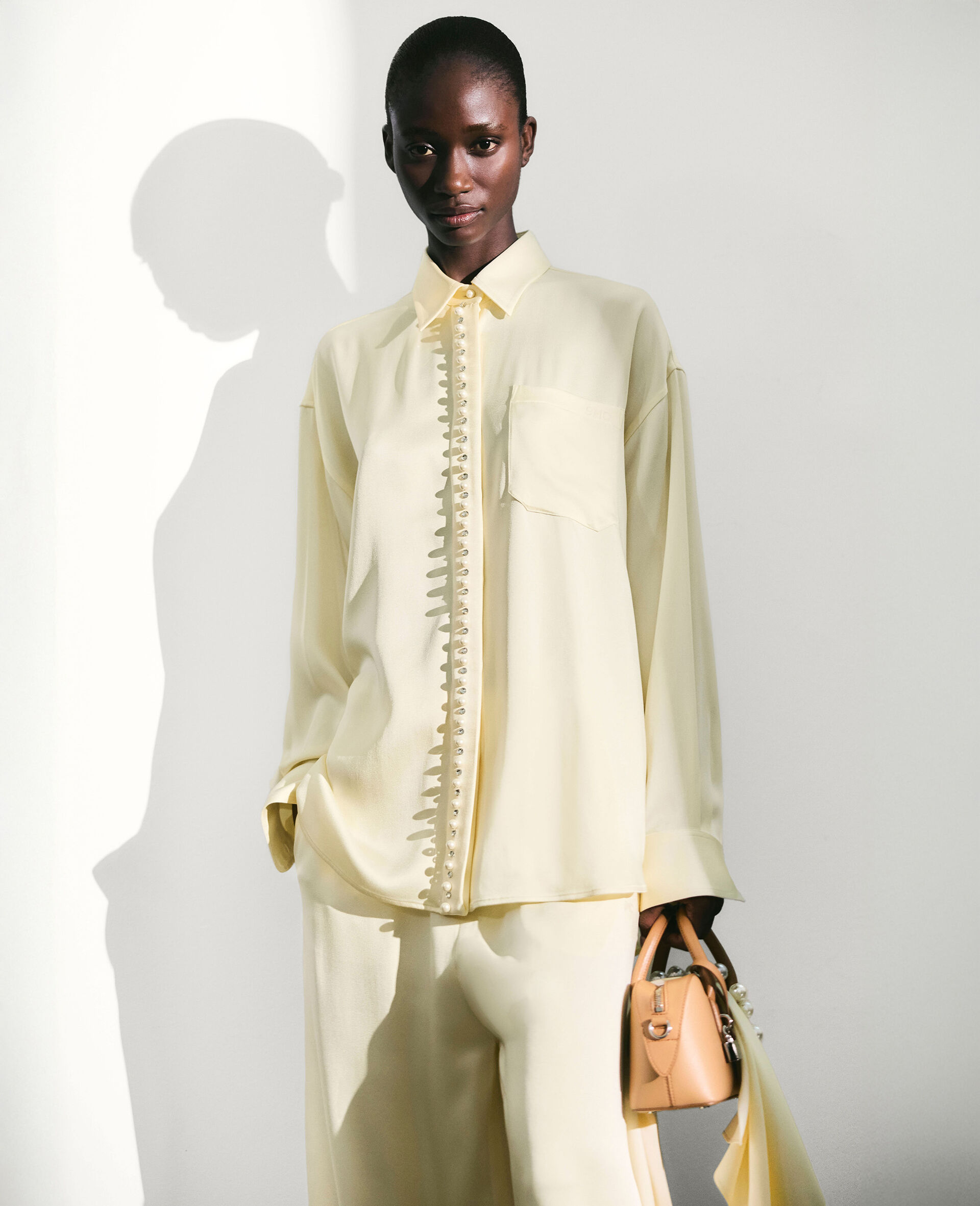 Chemise oversize en satin avec boutons perles-Jaune-medium