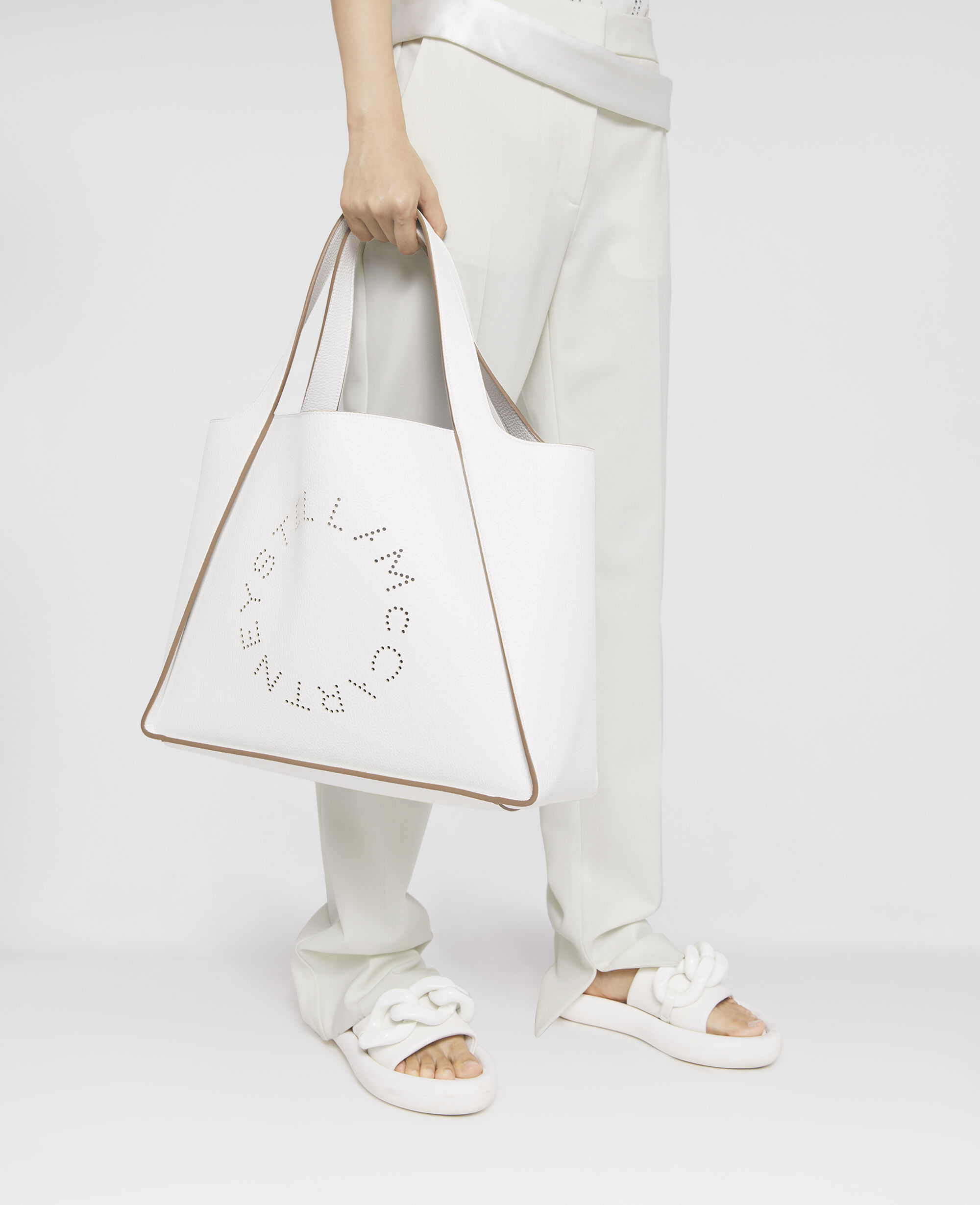 Women ピュアホワイト ロゴ グレイン オルター マット トートバッグ | Stella McCartney JP
