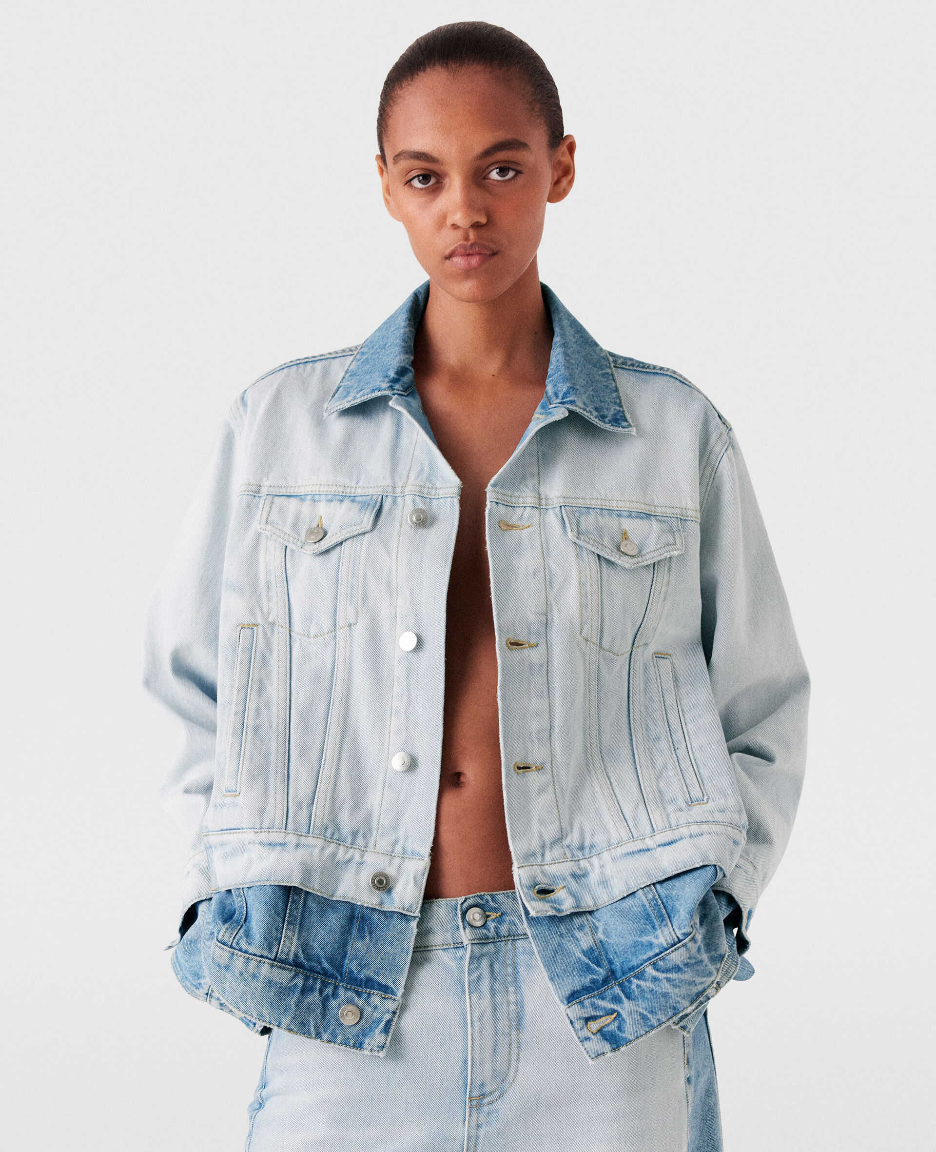 Contrast Panel Denim Jacket -Blue-model