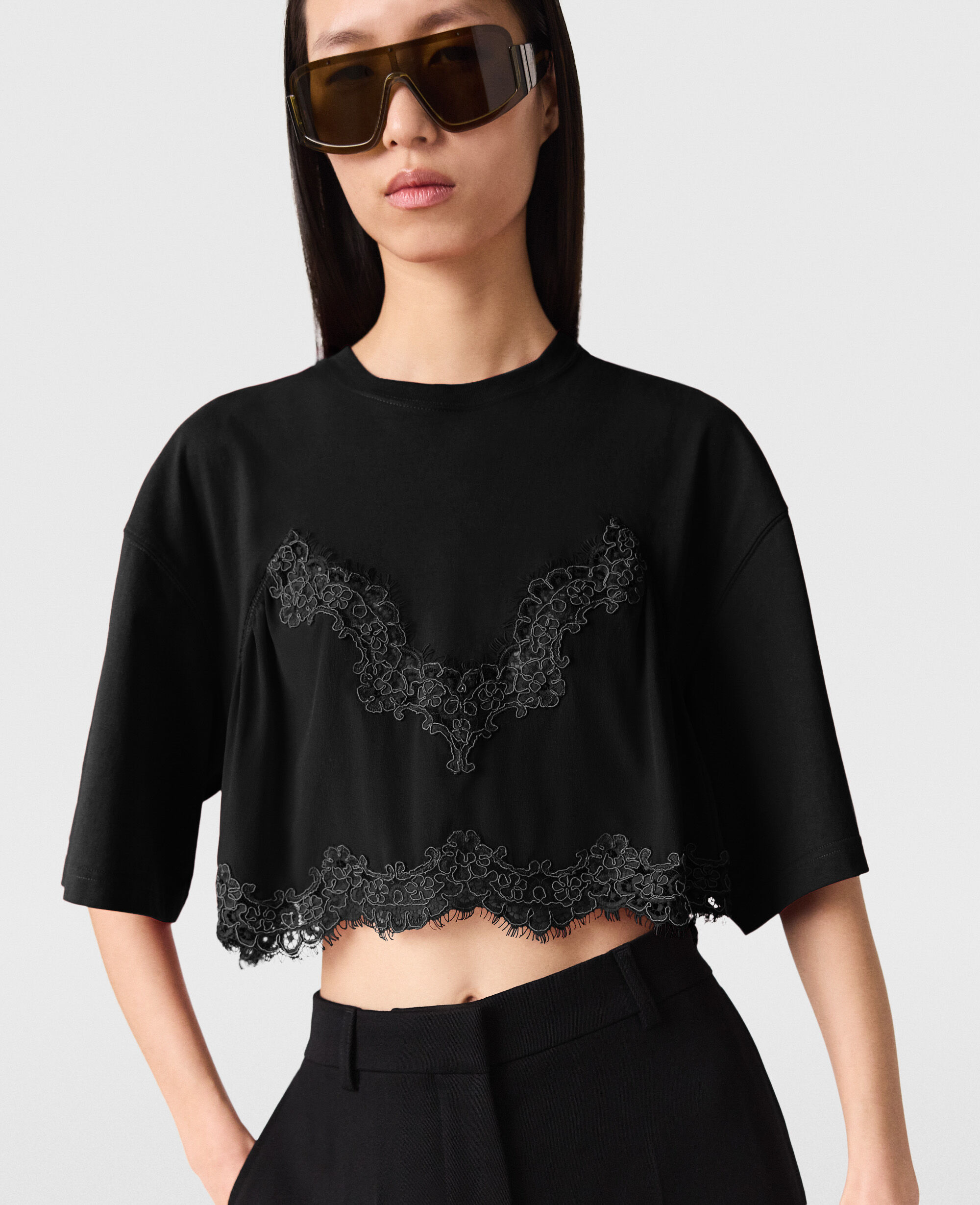 Women ブラック レース インサート クロップドTシャツ | Stella