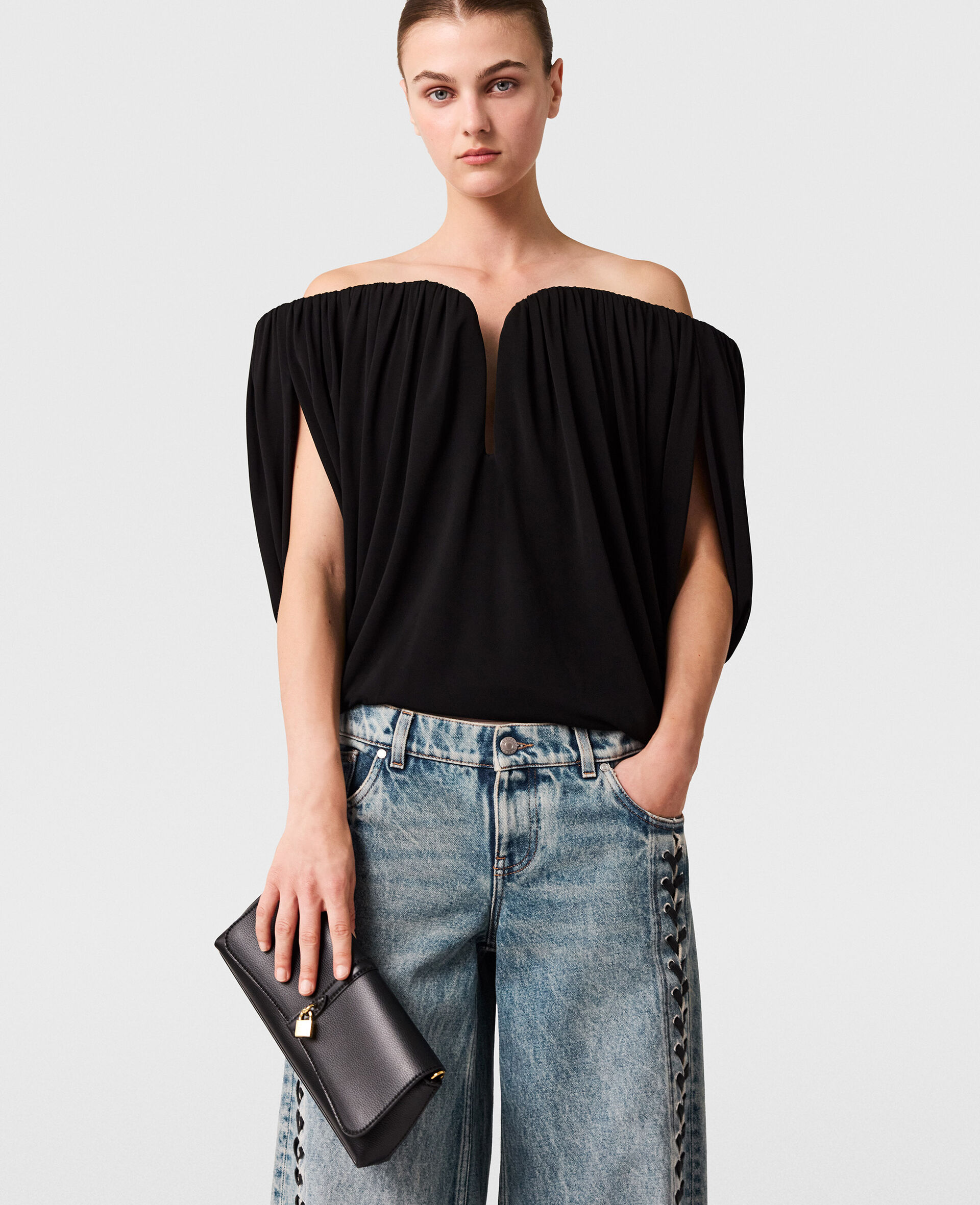 Haut bustier structure et plisse en crepe-Noir - Model image