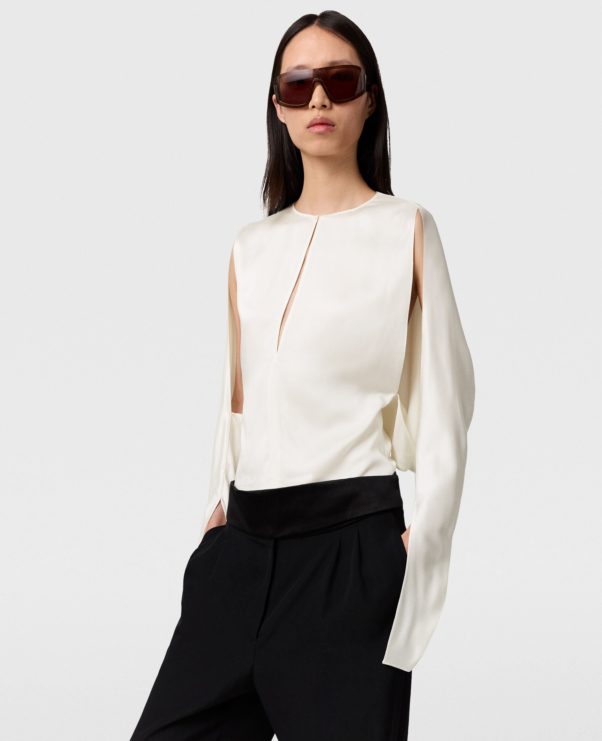 ケープスリーブ カットアウトサテントップ-Cream-model ケープスリーブ カットアウトサテントップ-Cream-model
