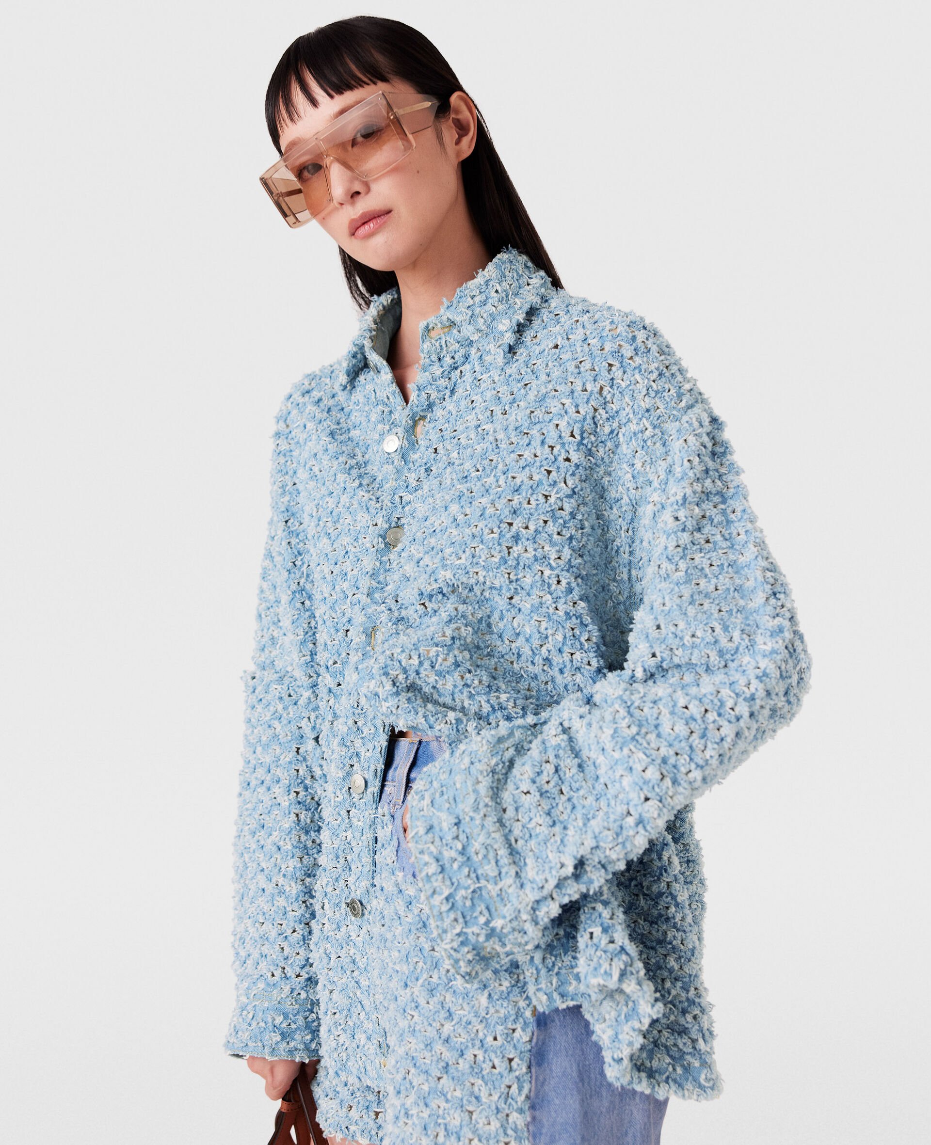 오버사이즈 데님 부클레 셔츠-블루-model 오버사이즈 데님 부클레 셔츠-블루-model