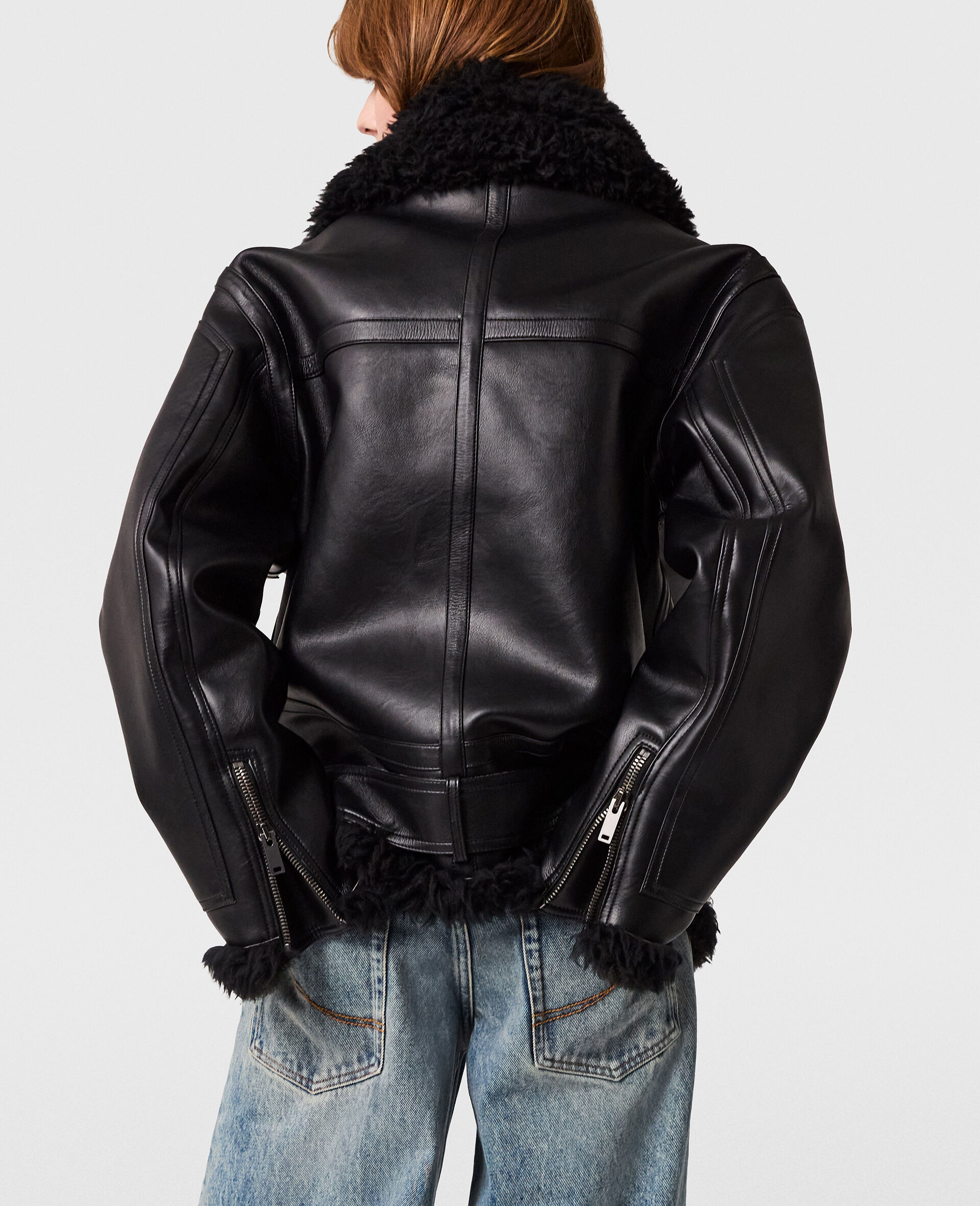 Jacke mit G&uuml;rtel aus veganem Shearling-Schwarz-large image number 4