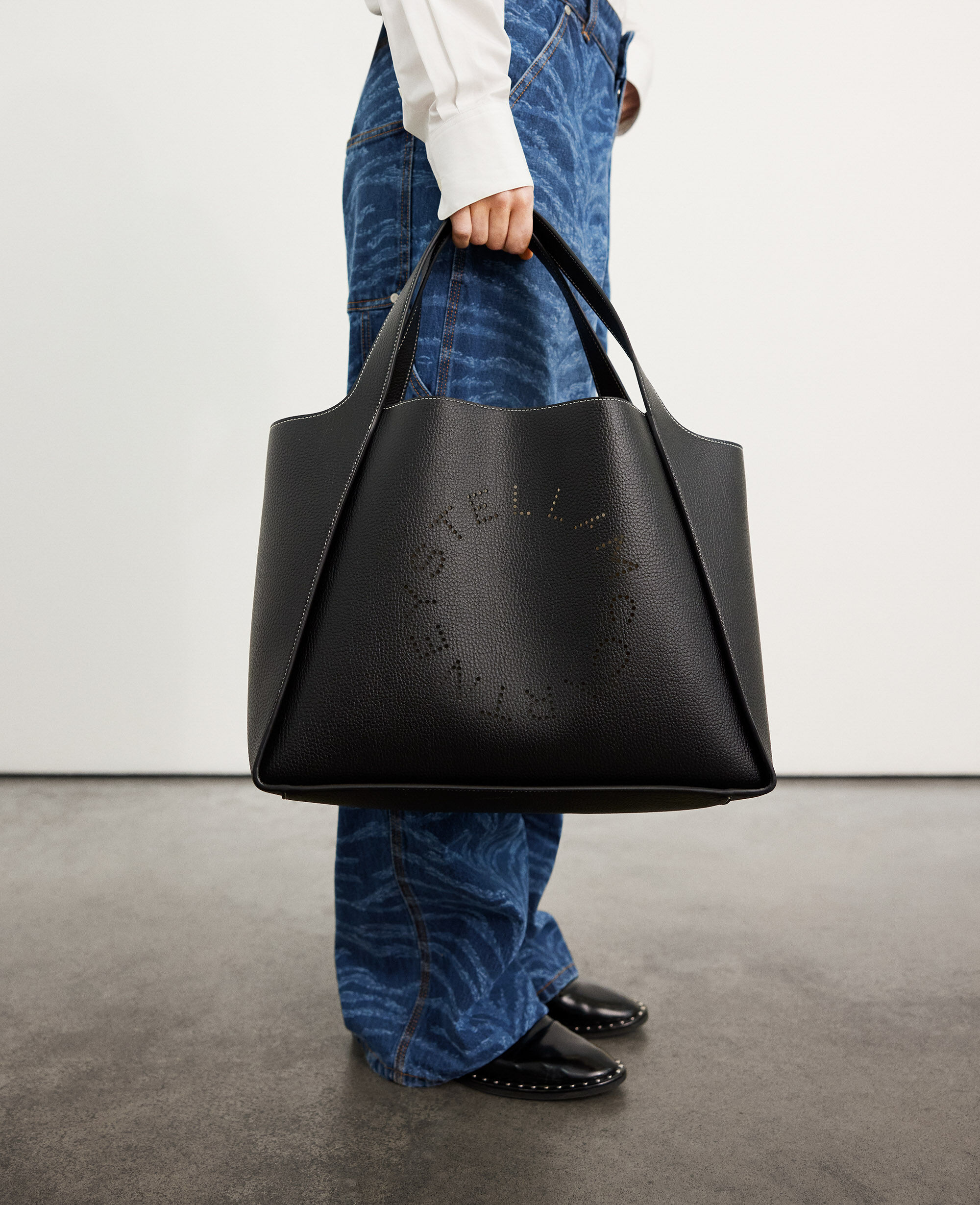 Women ブラック ロゴ グレイン オルター マット トートバッグ | Stella McCartney JP