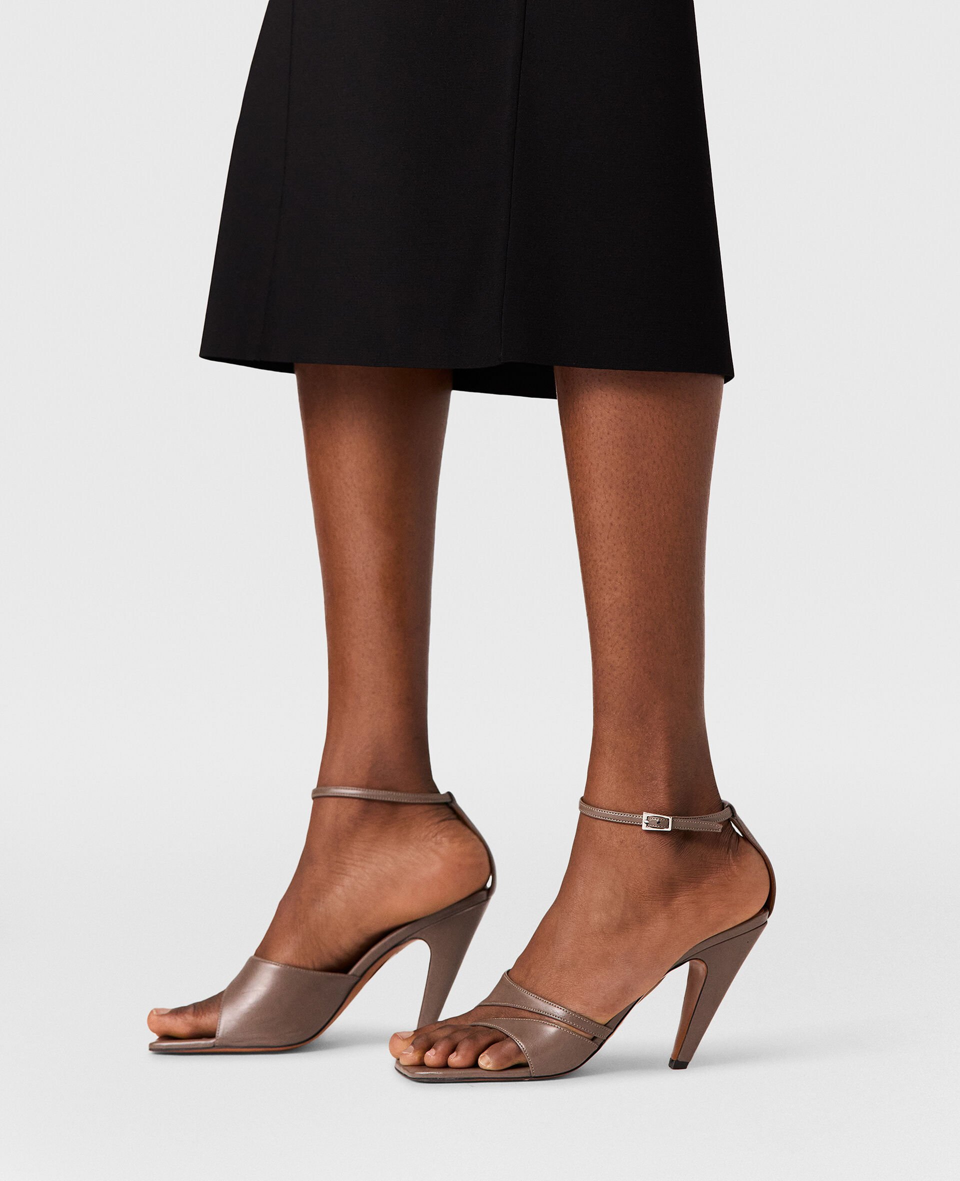 Stella Spur Heeled Pump-Brown-model