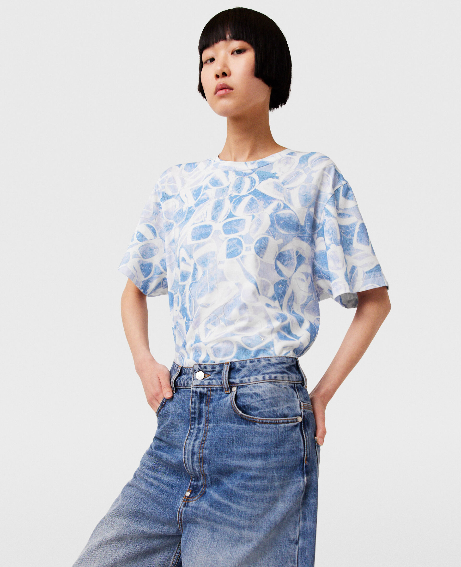 サングラスプリント ボクシーTシャツ-ブルー-model