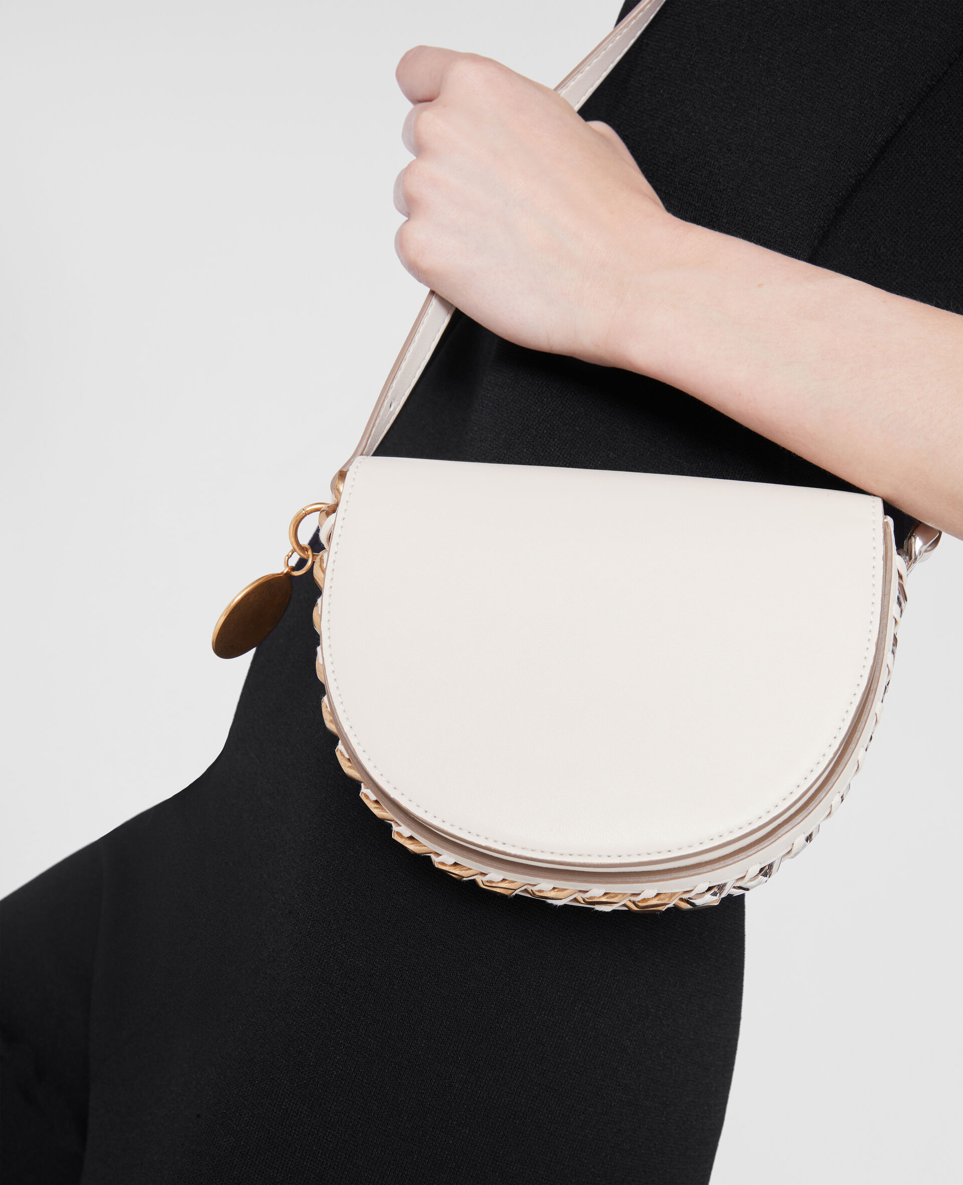 Frayme Small Flap Shoulder Bag -Black-large Frayme Small Flap Shoulder Bag -Black-large image number 4