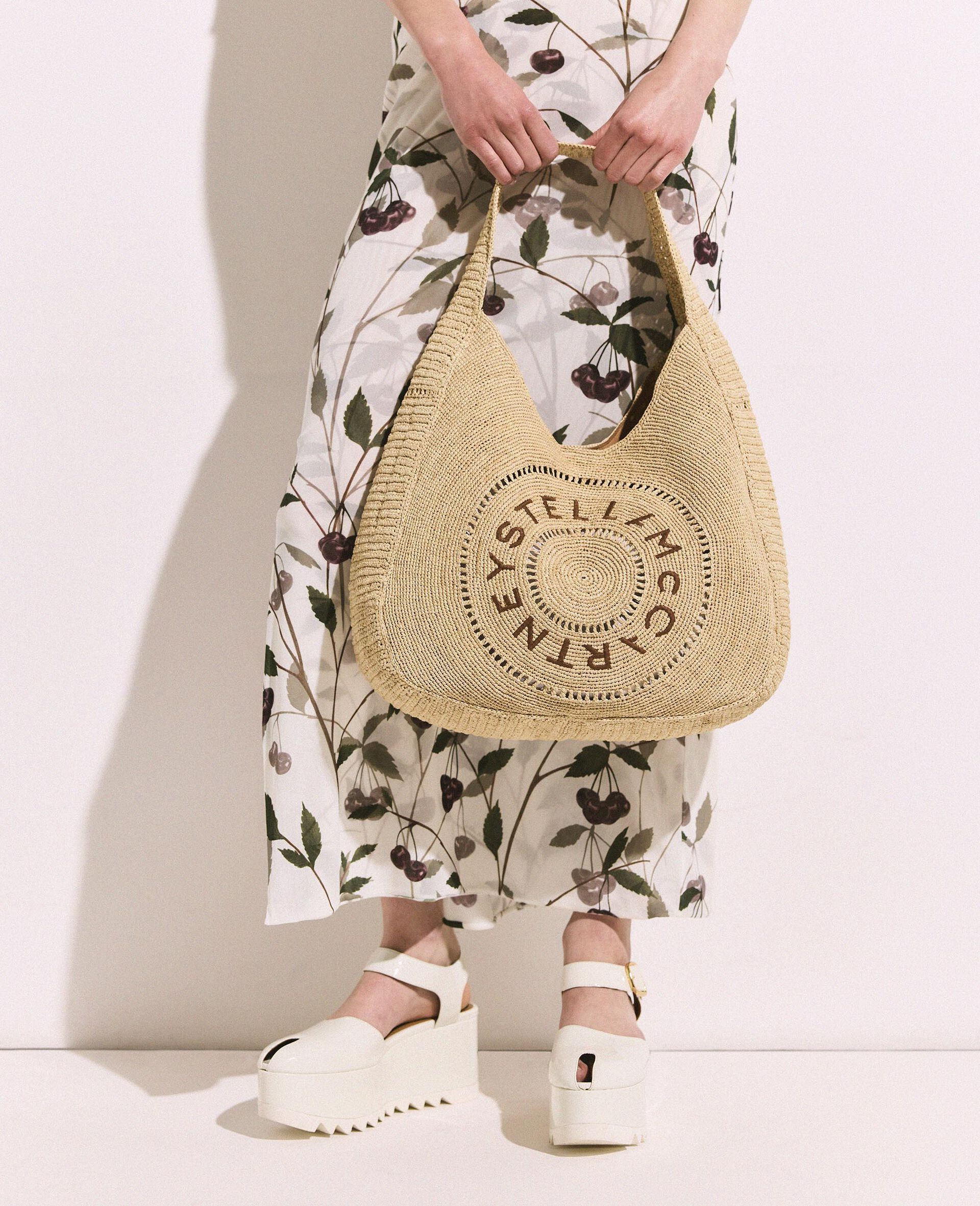 Borsa Tote Grande Morbida in Rafia con Logo-Beige-model