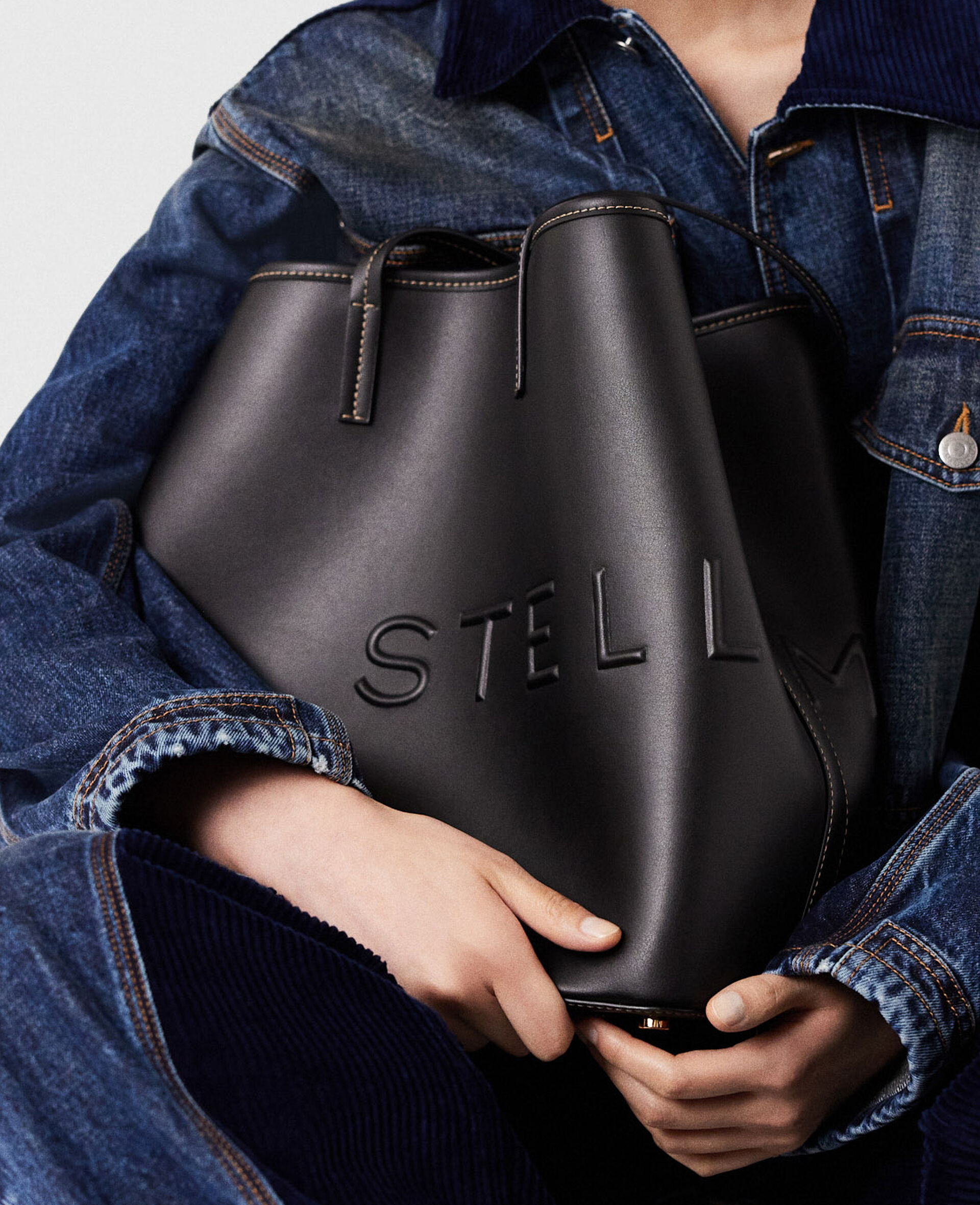 Logo Monochrome Large Tote Bag-Black-model