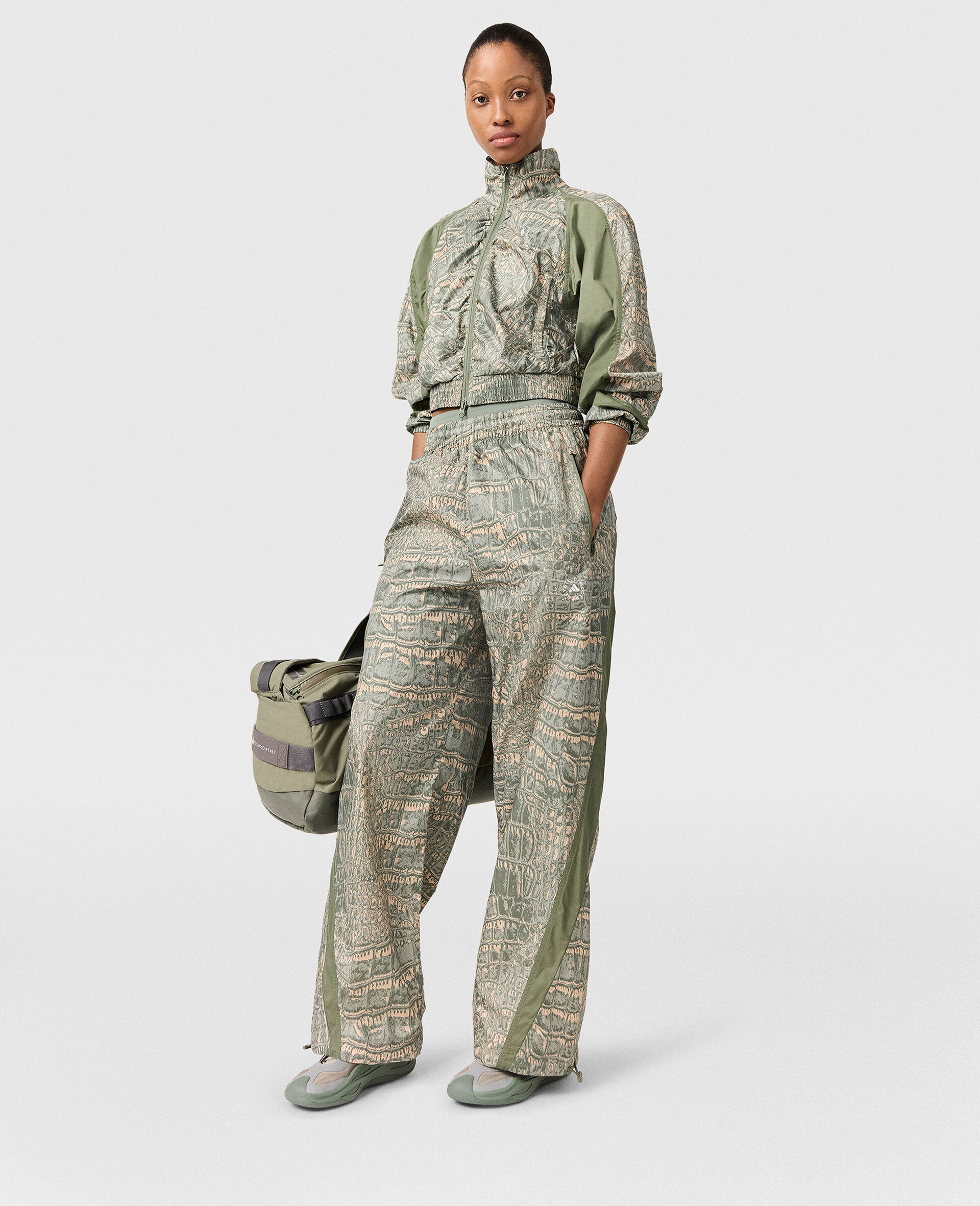 Gewebte Trainingshose mit Logo und grafischem Print-Beige-model