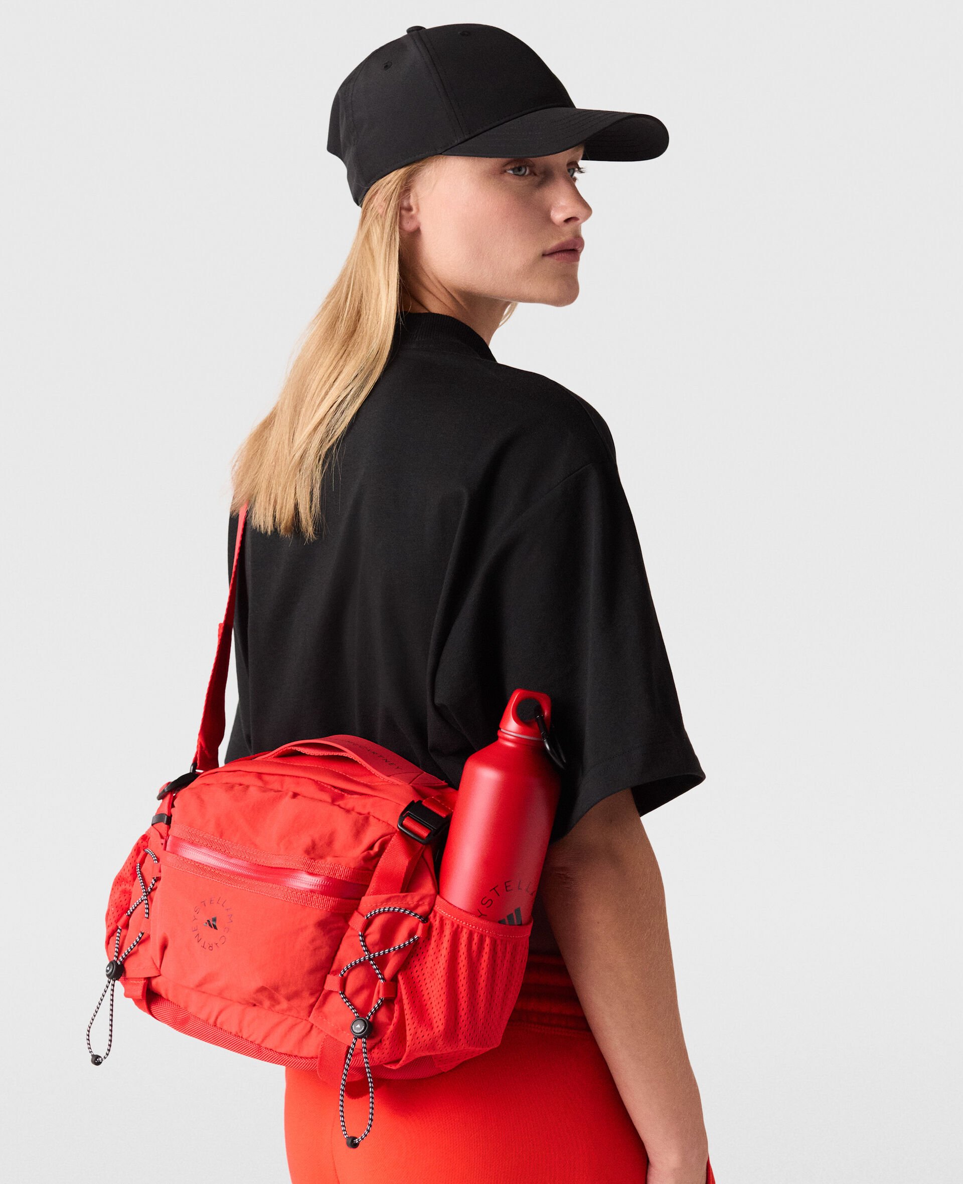 ロゴ マルチスポーツ バッグ-レッド-model ロゴ マルチスポーツ バッグ-レッド-model