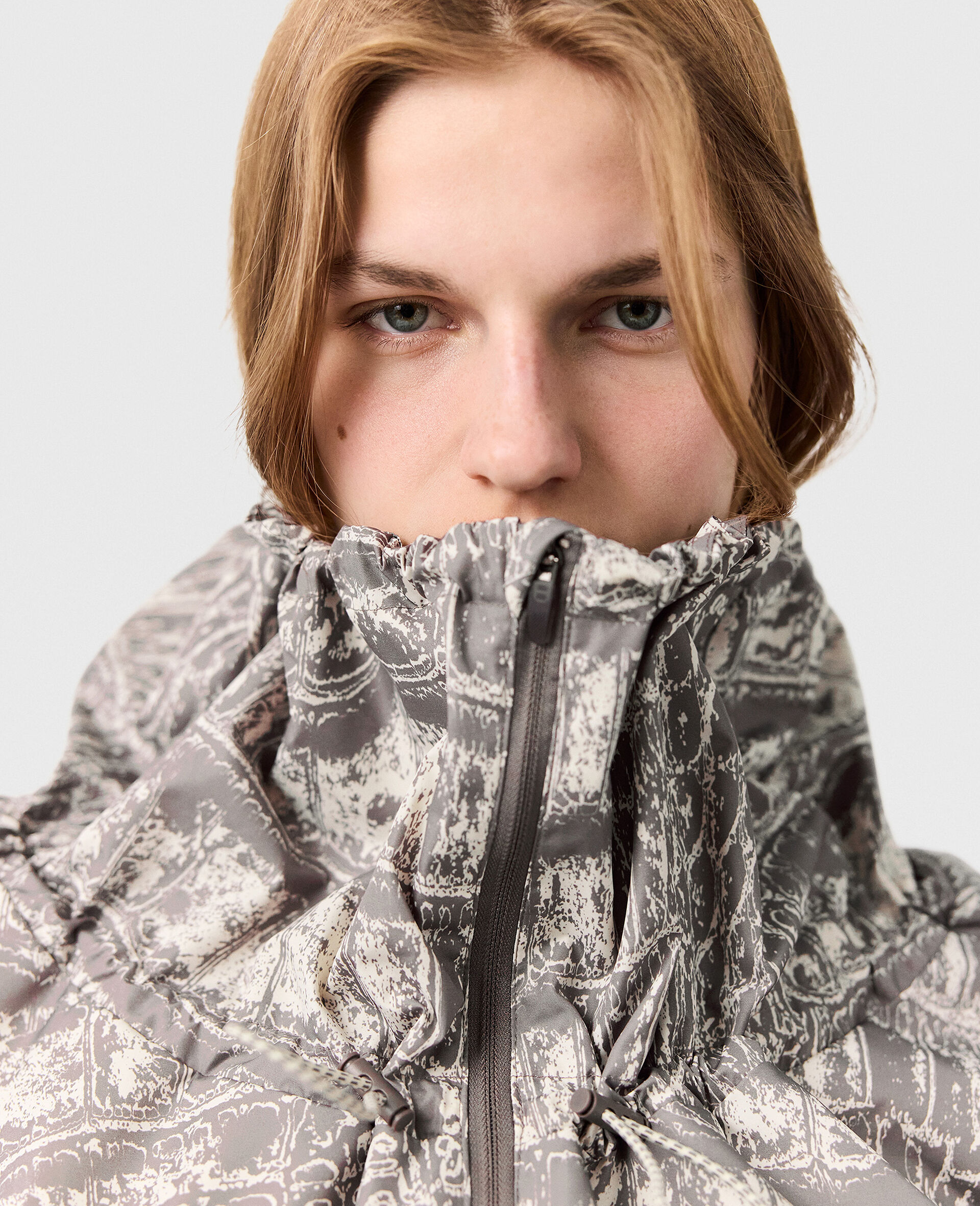 Hochgeschlossene Jacke mit Schlange-Print und Kapuze-Beige-large image number 3