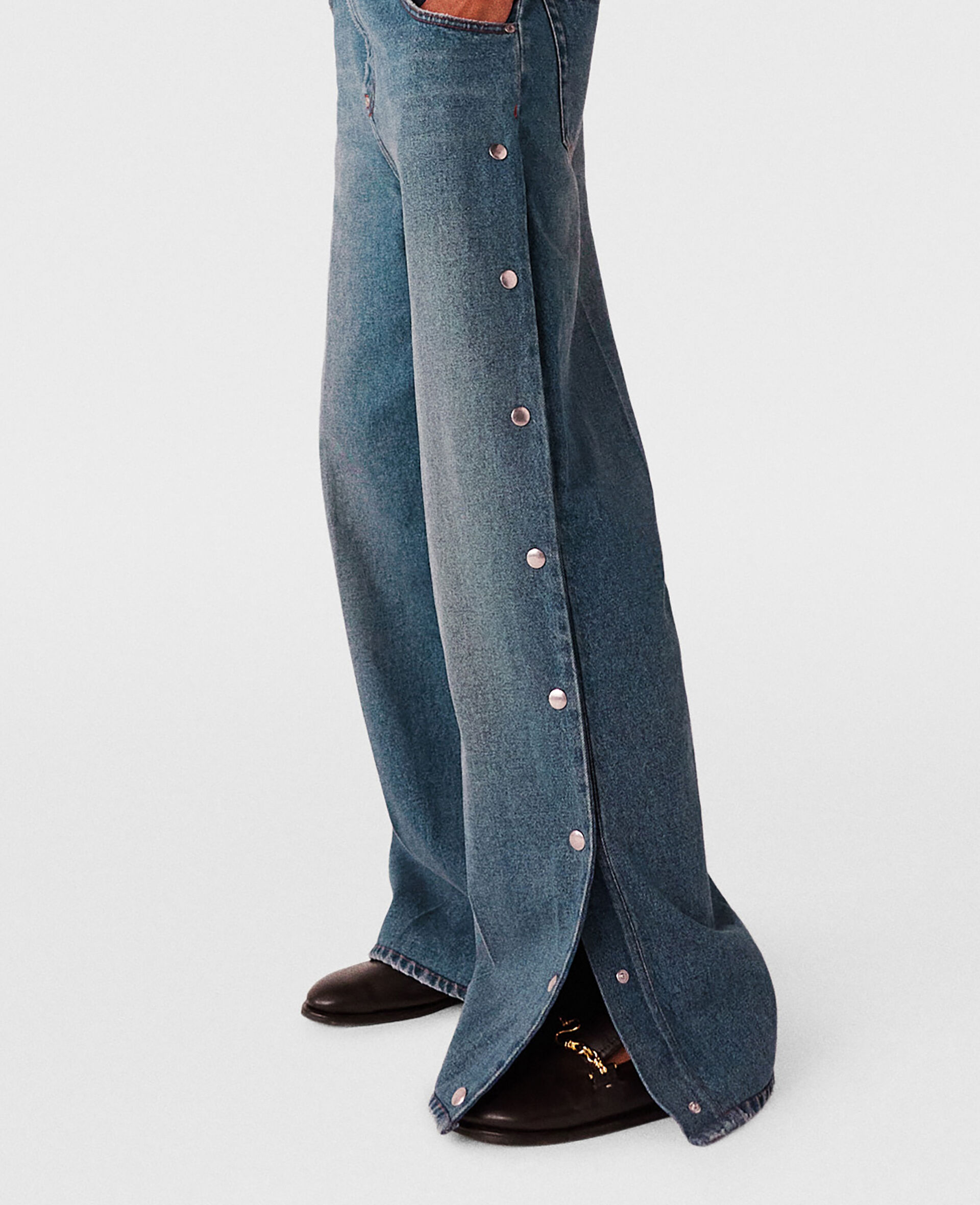 Jeans Bootcut in Denim con Borchie Metalliche-Blu-large image number 2