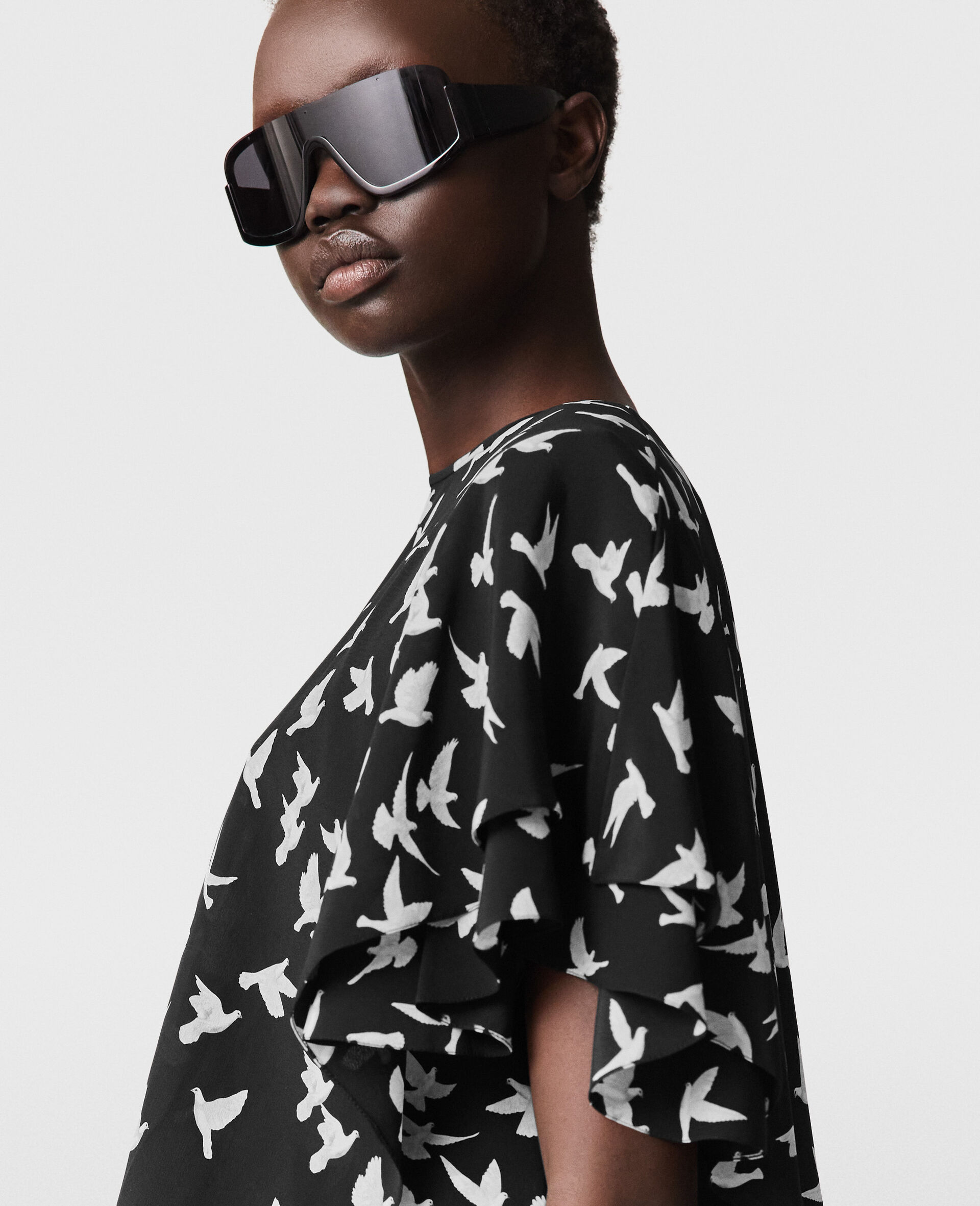 Mehrlagiges kurz&auml;rmeliges Minikleid mit Tauben-Print-Schwarz-large image number 3