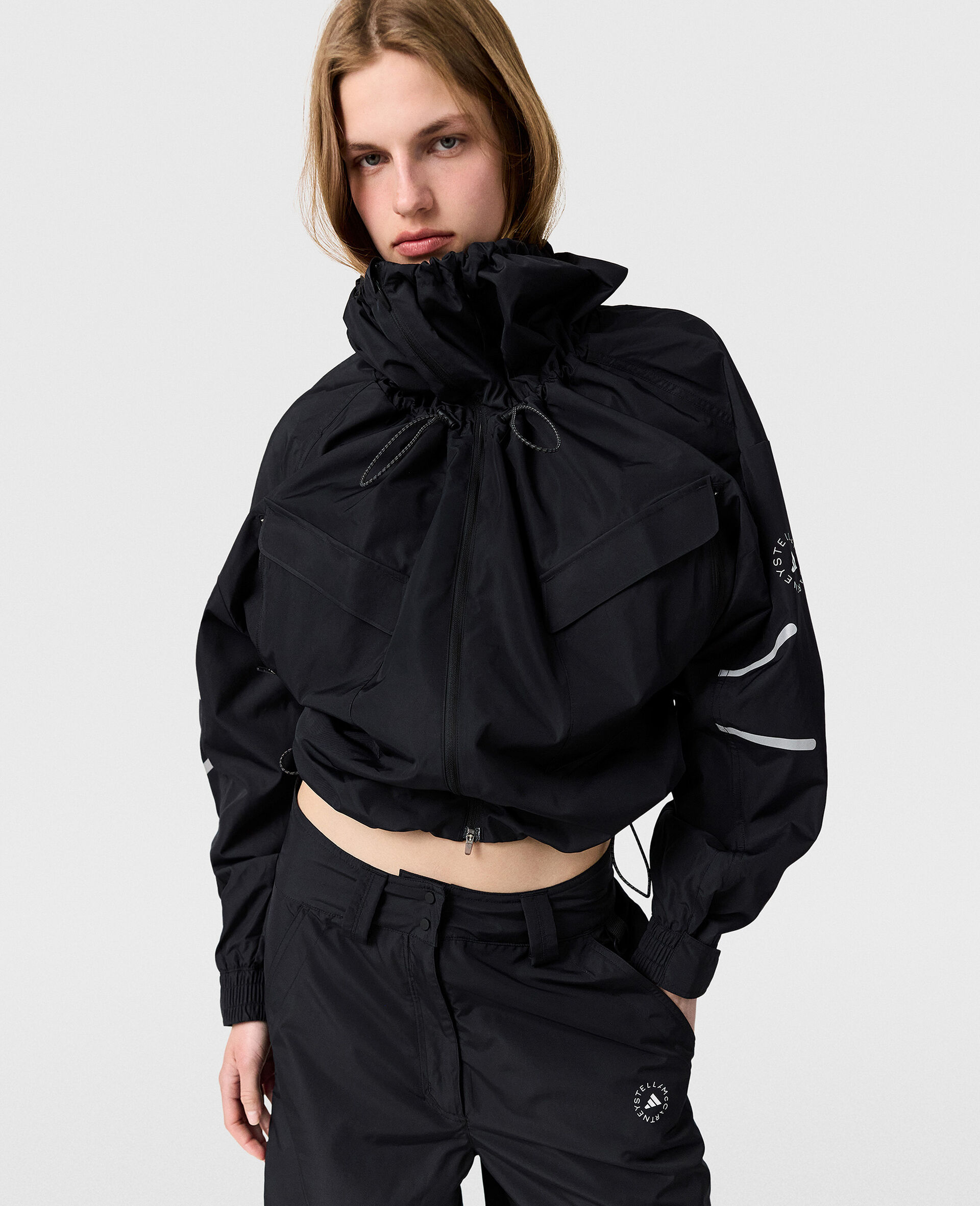 Hochgeschlossene Kapuzenjacke-Schwarz-model