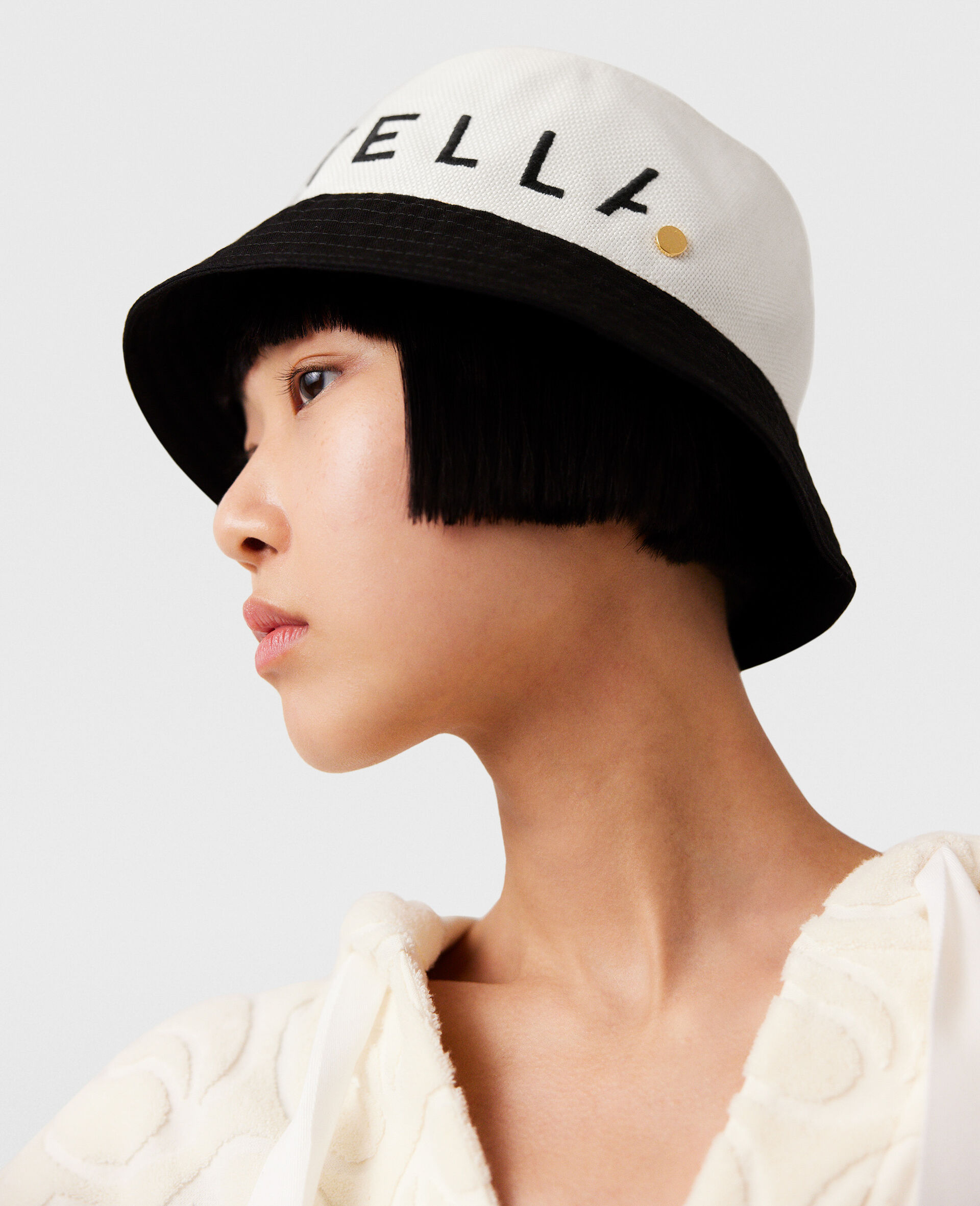 徽标单色帽檐 -白色-model