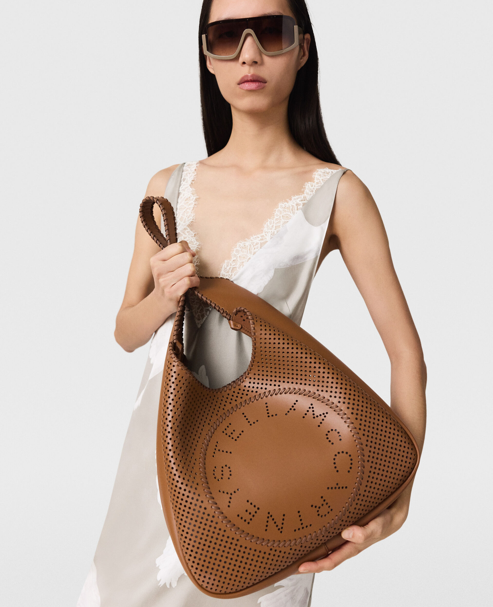 로고 슬라우치 호보 토트 백-브라운-large image number 6