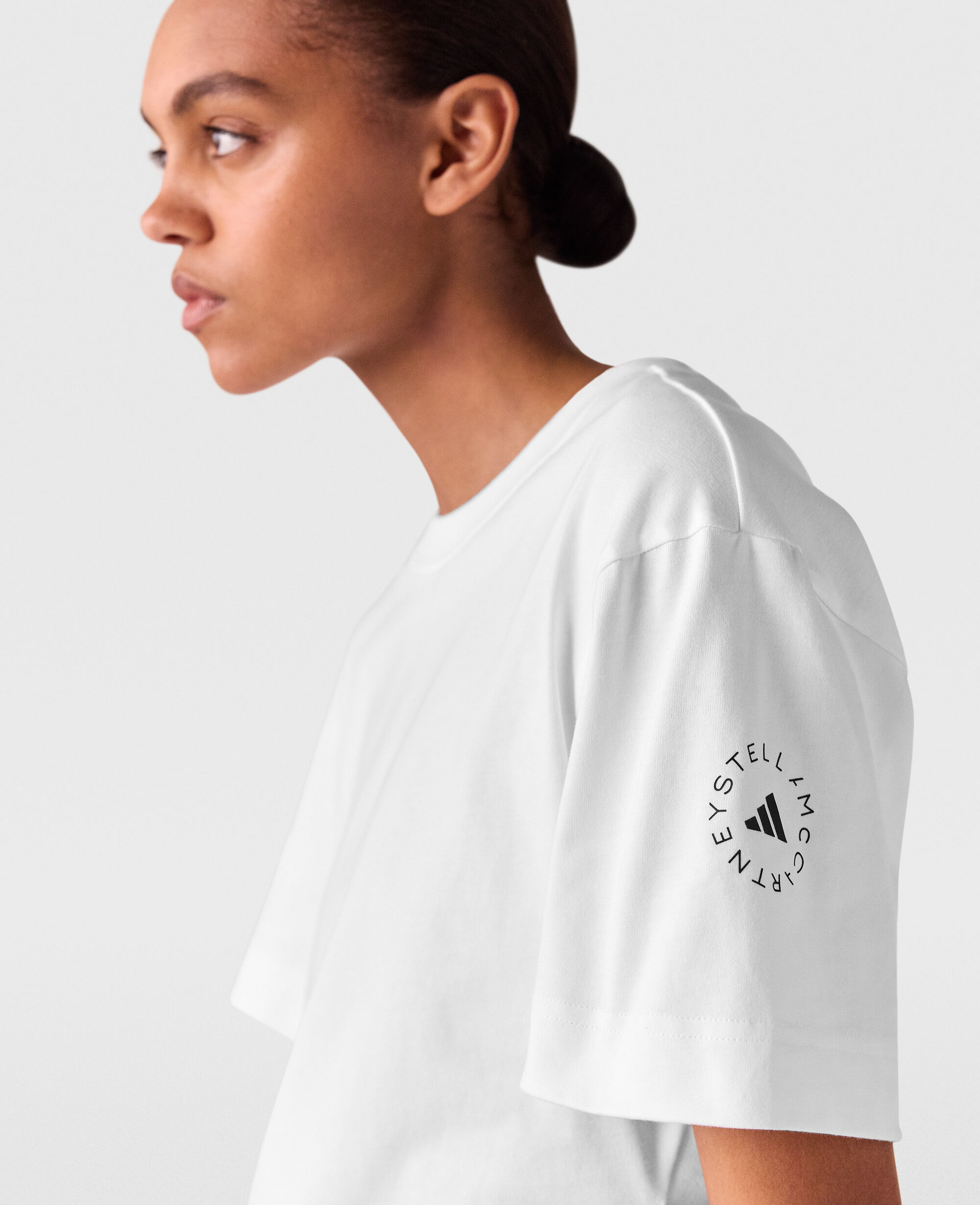 アディダス adidas By Stella Mccartney Curved Hem T-shirt レディース シャツ トップス White/Bl CLOTHING - adidas by Stella McCartney Sportswear Curved Hem