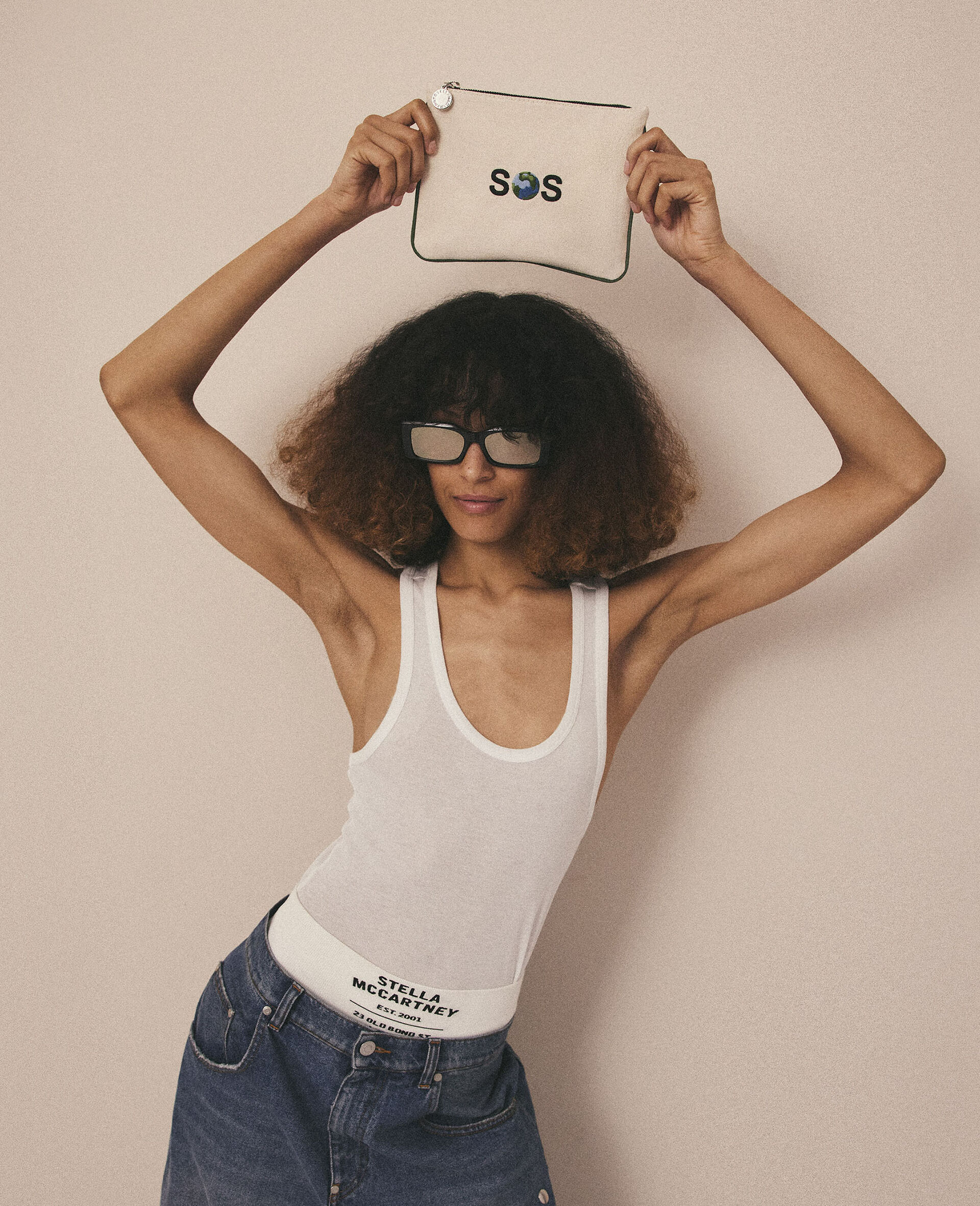 SOS Embroidered Zip Cardholder-白色-model