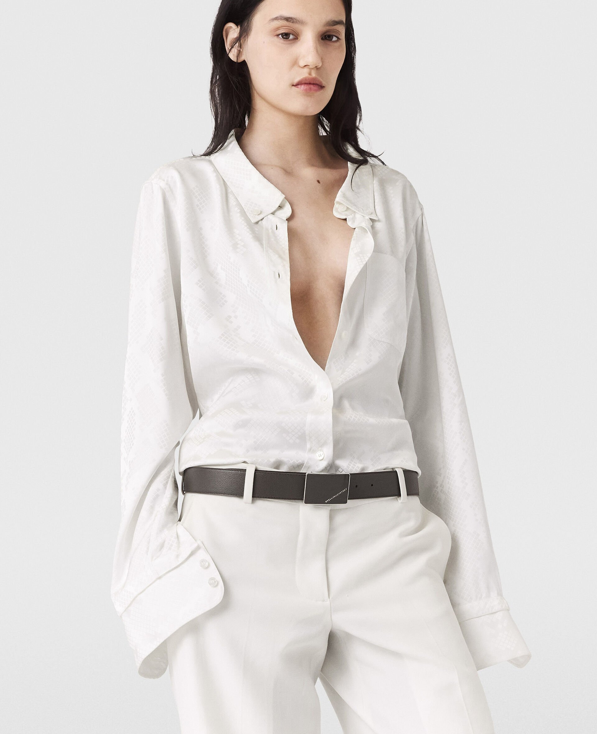 스네이크 프린트 롱 슬리브 셔츠-화이트-model 스네이크 프린트 롱 슬리브 셔츠-화이트-model