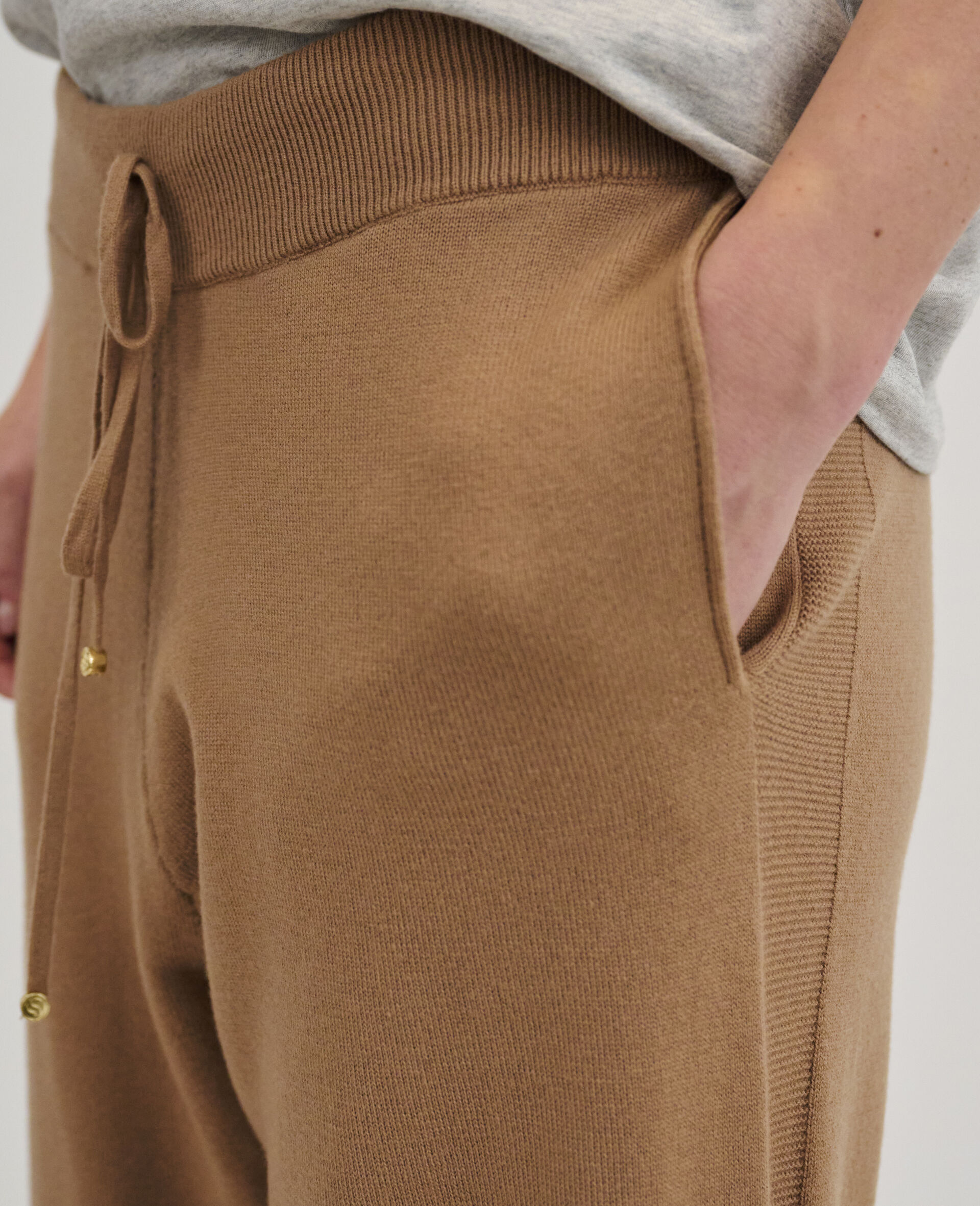 中腰锥形慢跑裤-黑色-large image number 5