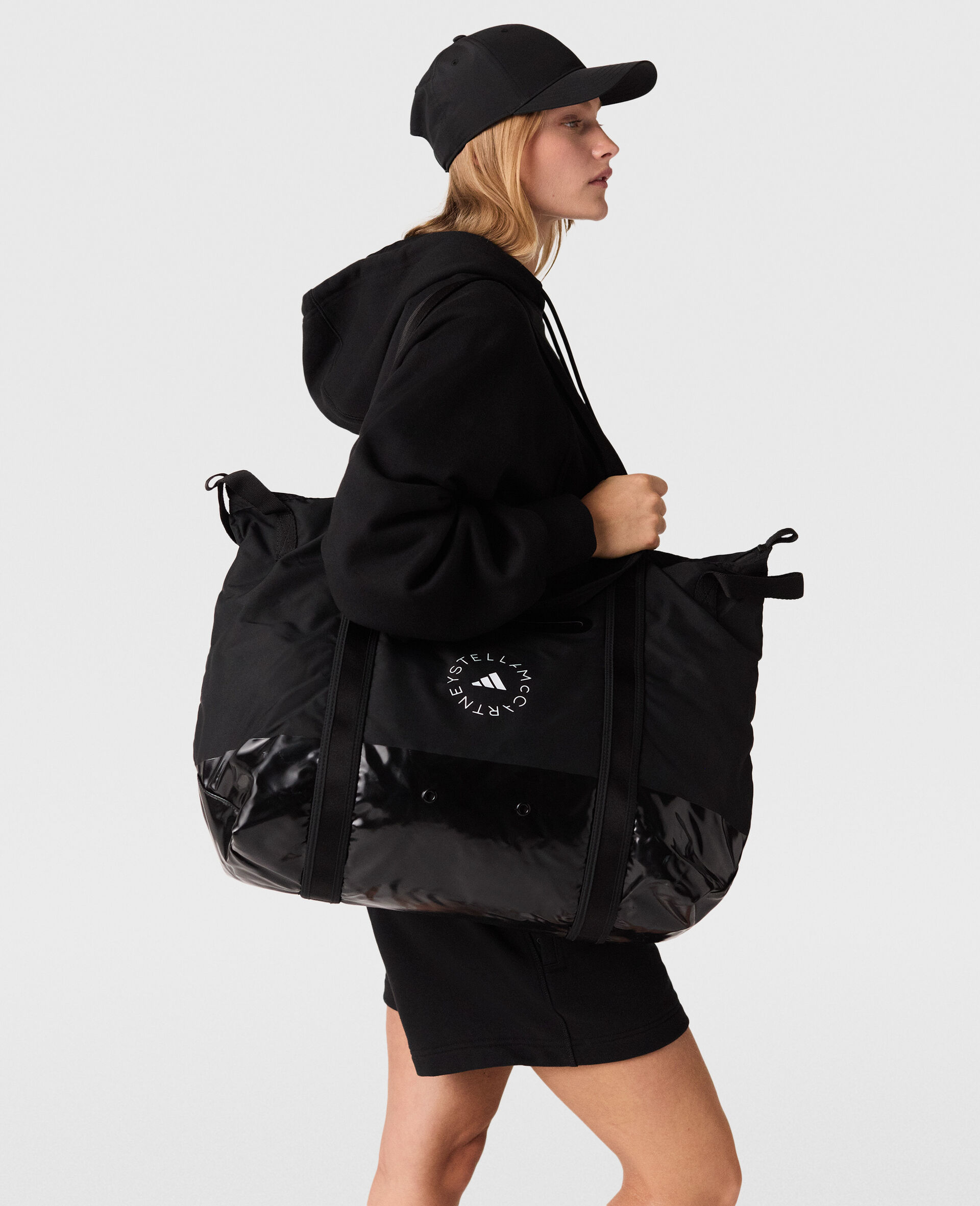 Logo Tote Bag-Black-model