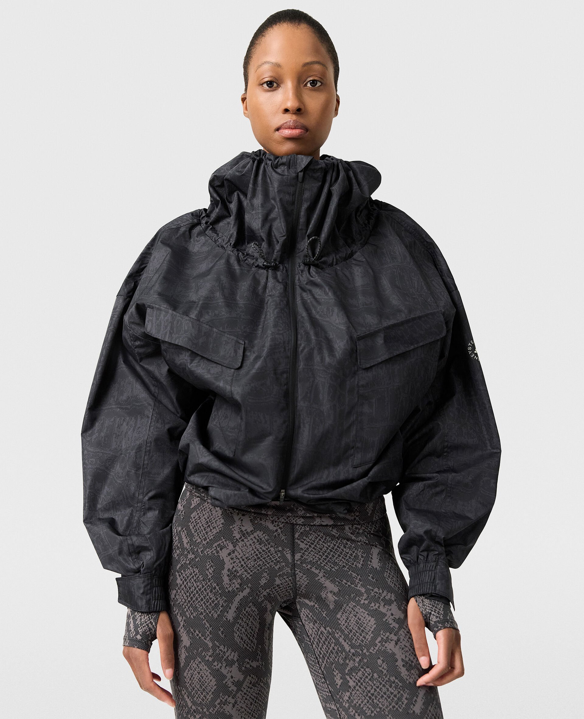 High-Neck Hooded Jacket-Schwarz-model