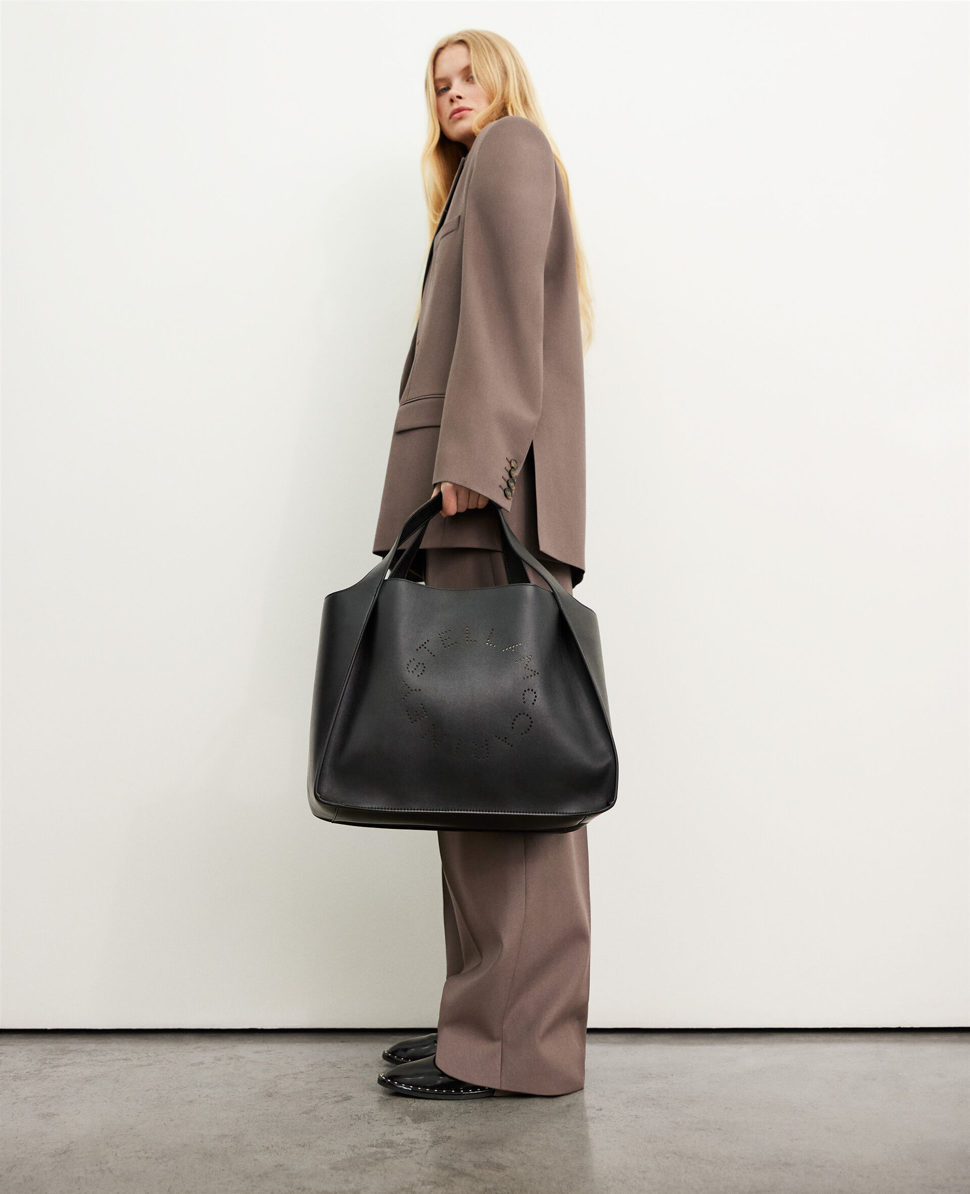 Logo Tote Bag-Black-model