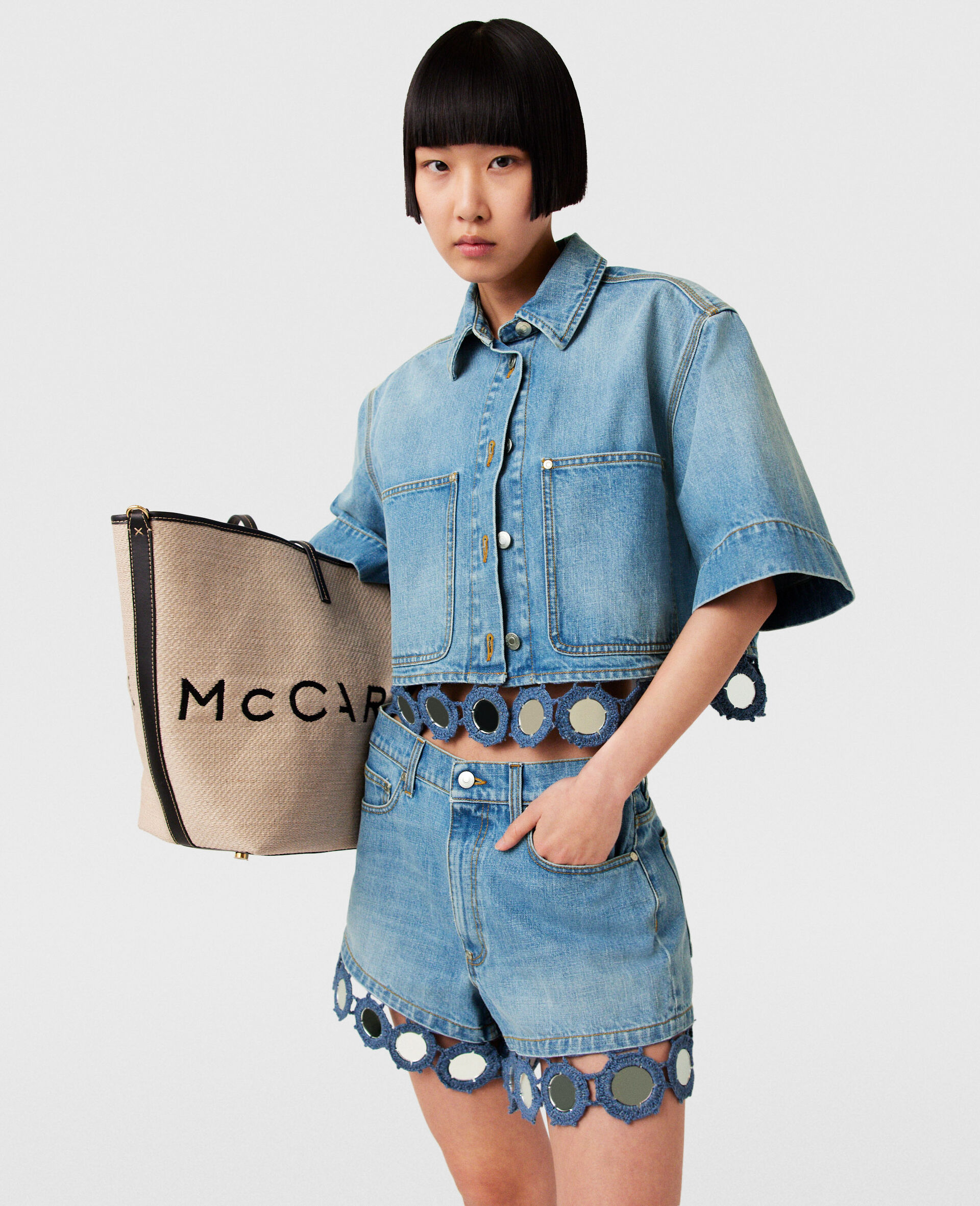 镜面钩编箱形衬衫-蓝色-model 镜面钩编箱形衬衫-蓝色-model