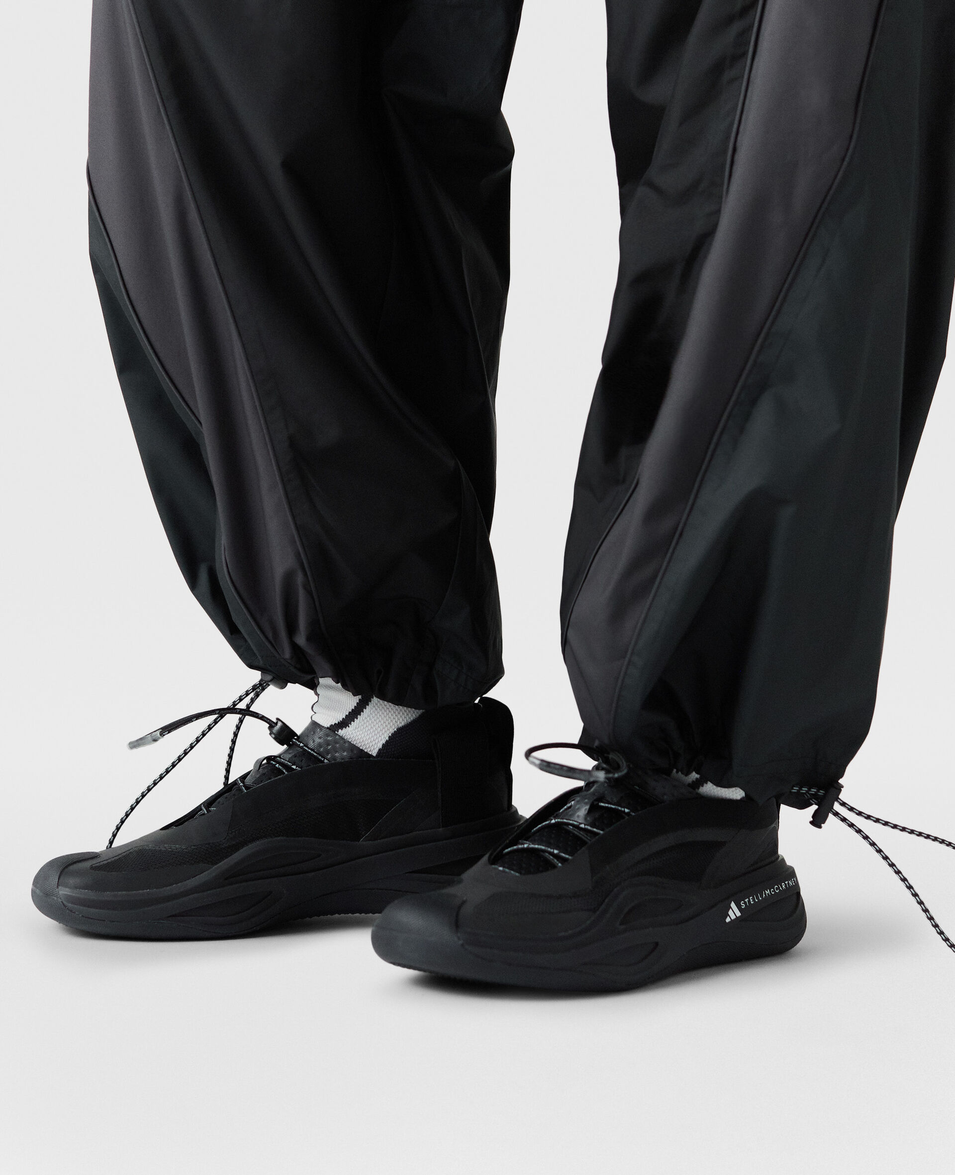 Sportswear Low Ground Running Sneakers-Black-model