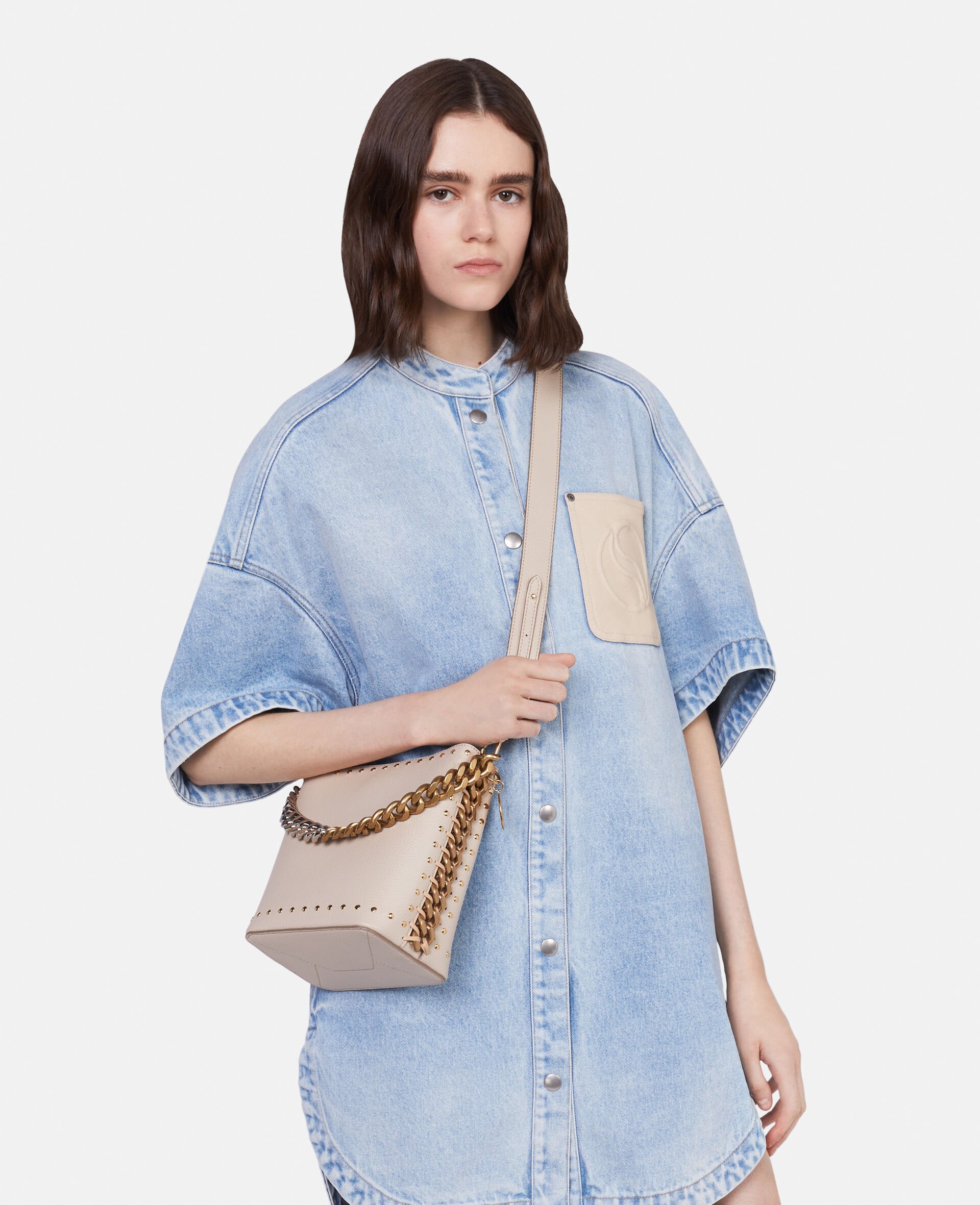 Borsa a secchiello Frayme in Alter Mat zigrinato con borchie-Marrone-large image number 1