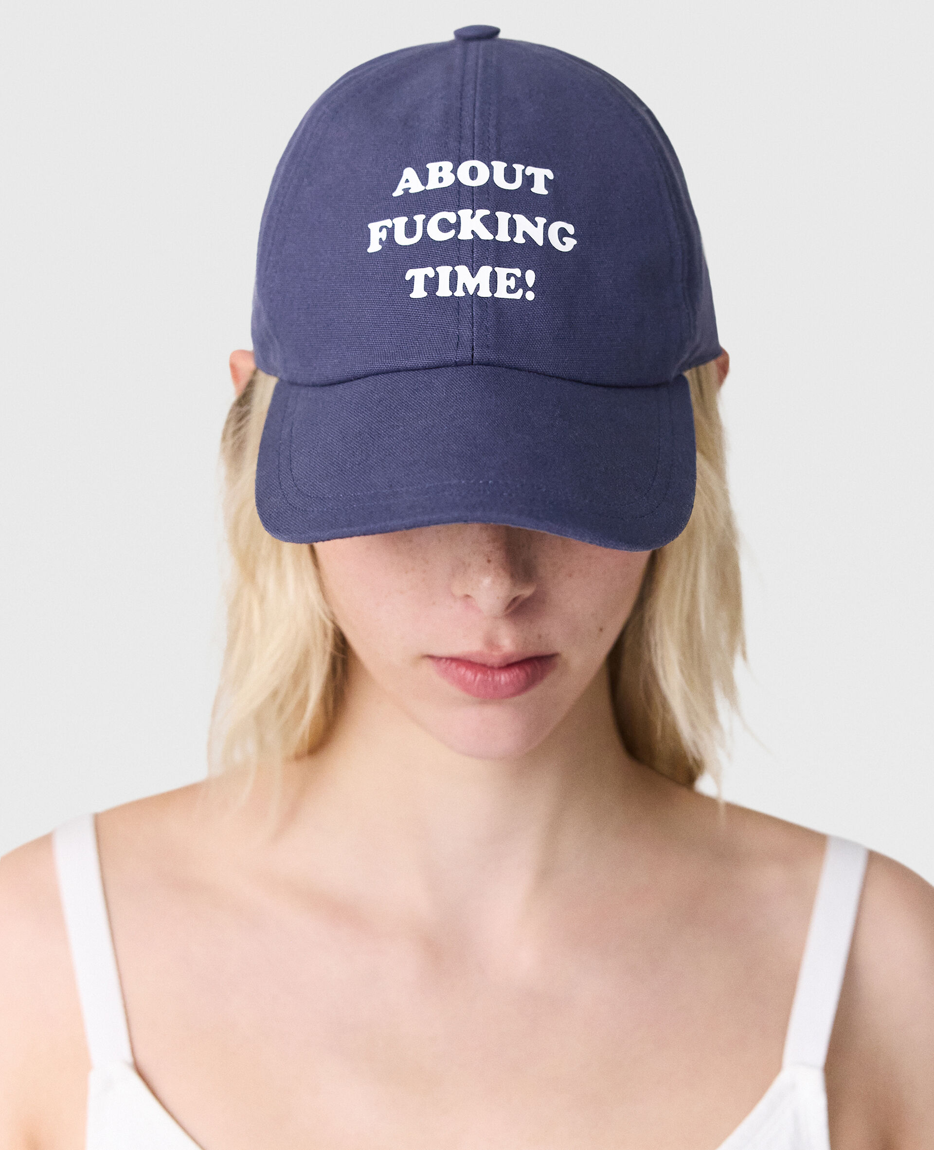 About Fucking Time! Baseballkappe-Blau-model