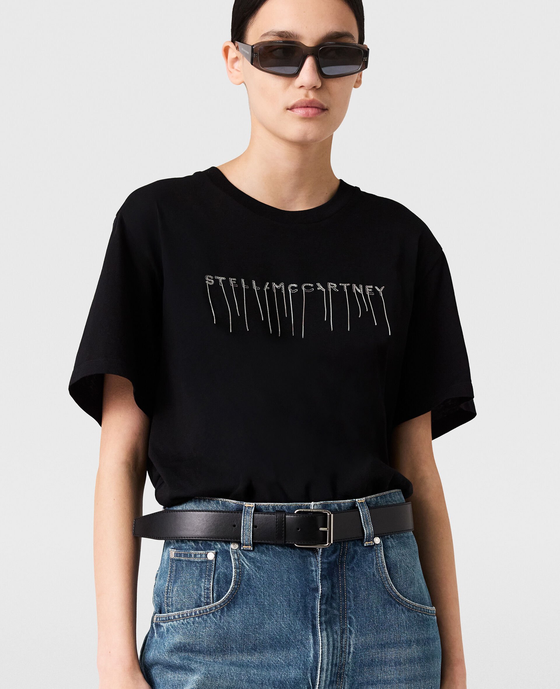 ロゴ エンブロイダリー クルーネックTシャツ-ブラック-model