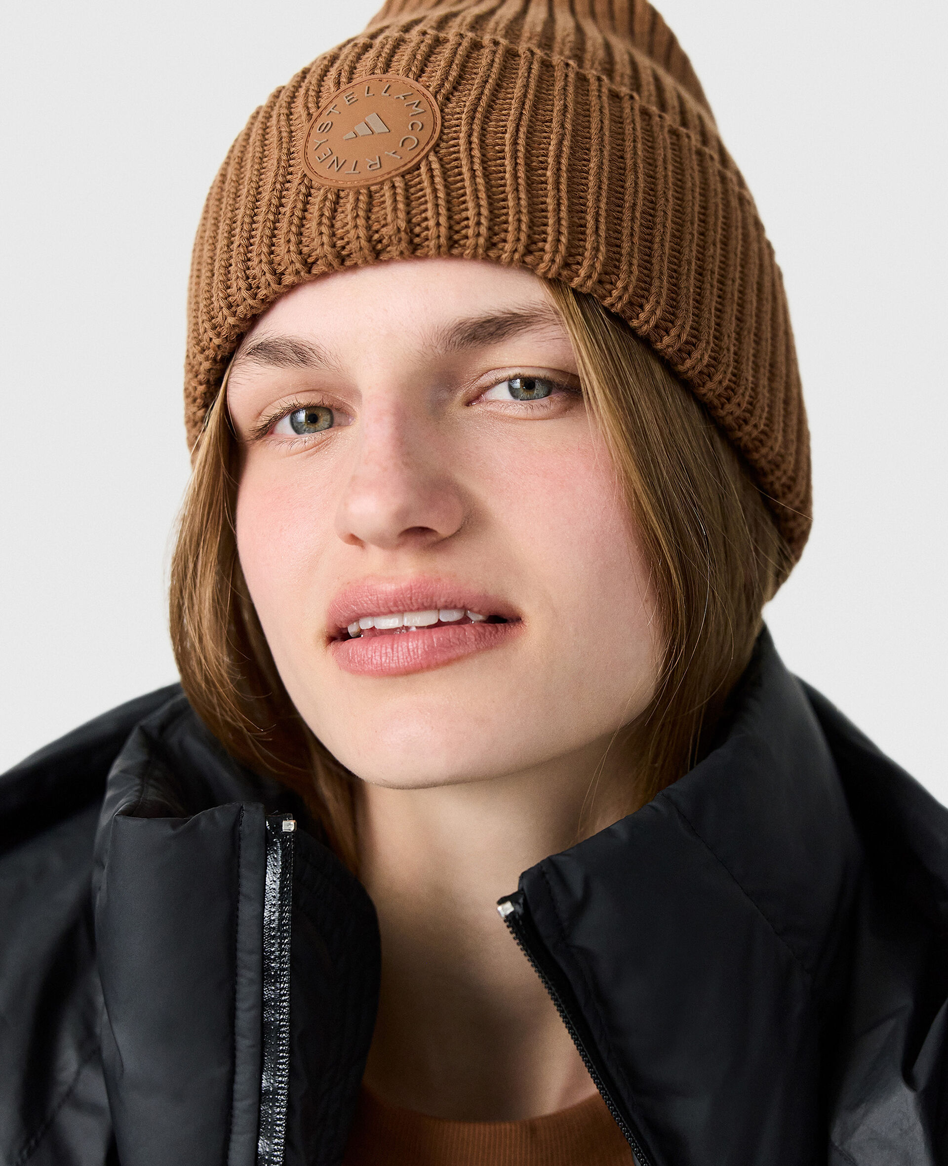 Logo Beanie-Brown-model