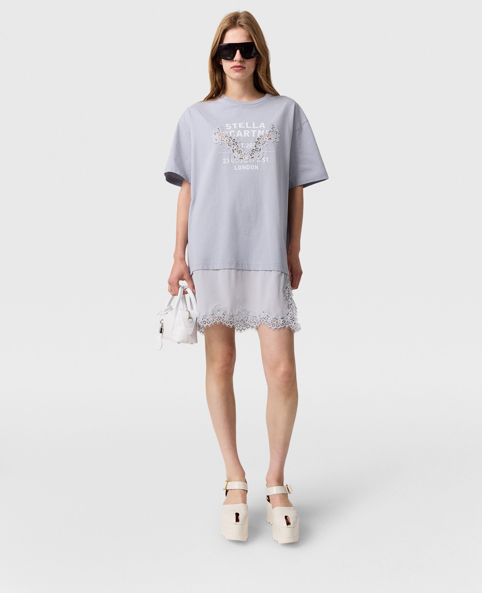 レースインサート グラフィックTシャツドレス-ブルー-model レースインサート グラフィックTシャツドレス-ブルー-model